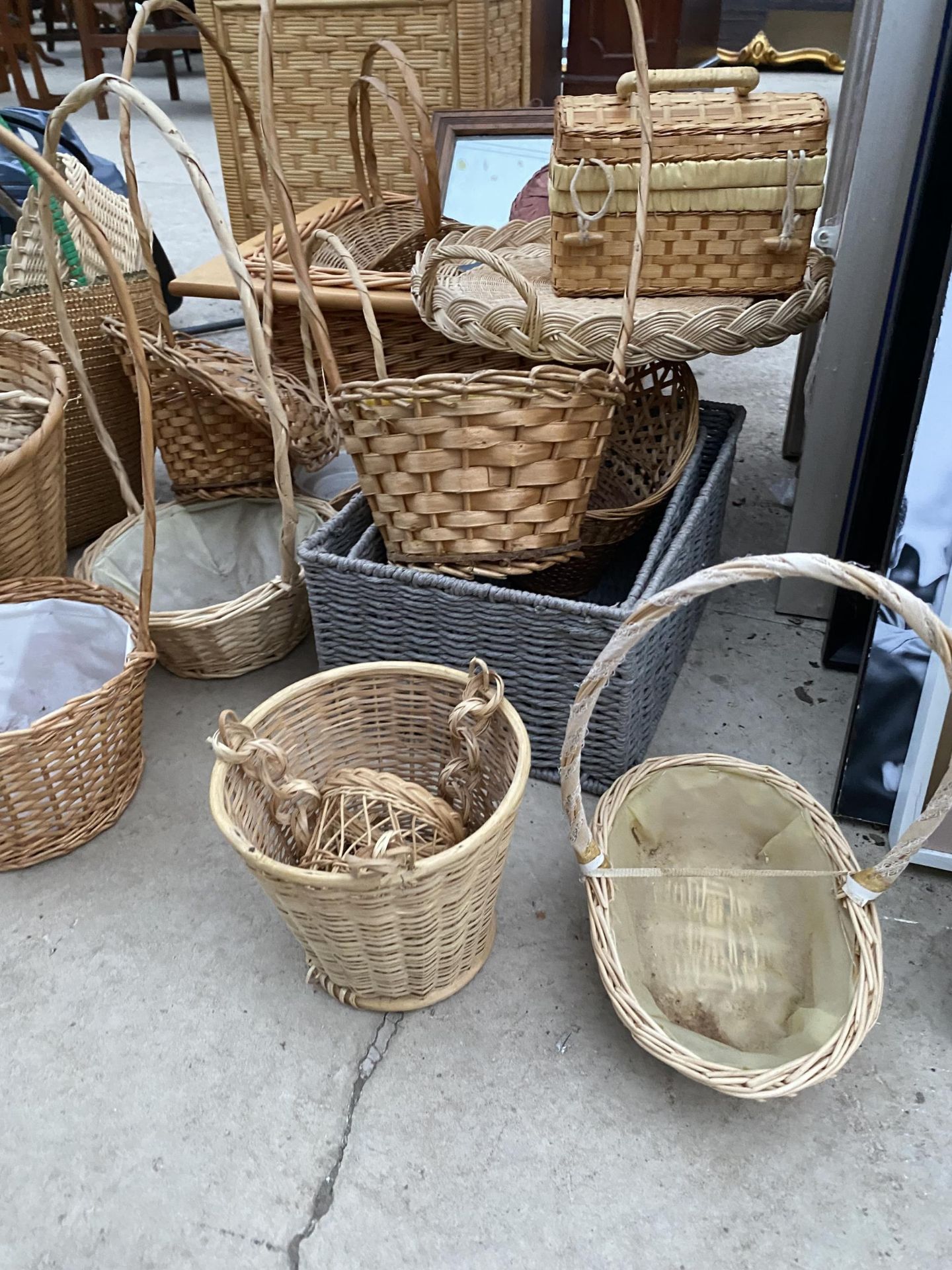 A LARGE QUANTITY OF WICKER BASKETS AND A SMALL DRESSING TABLE MIRROR - Image 4 of 4