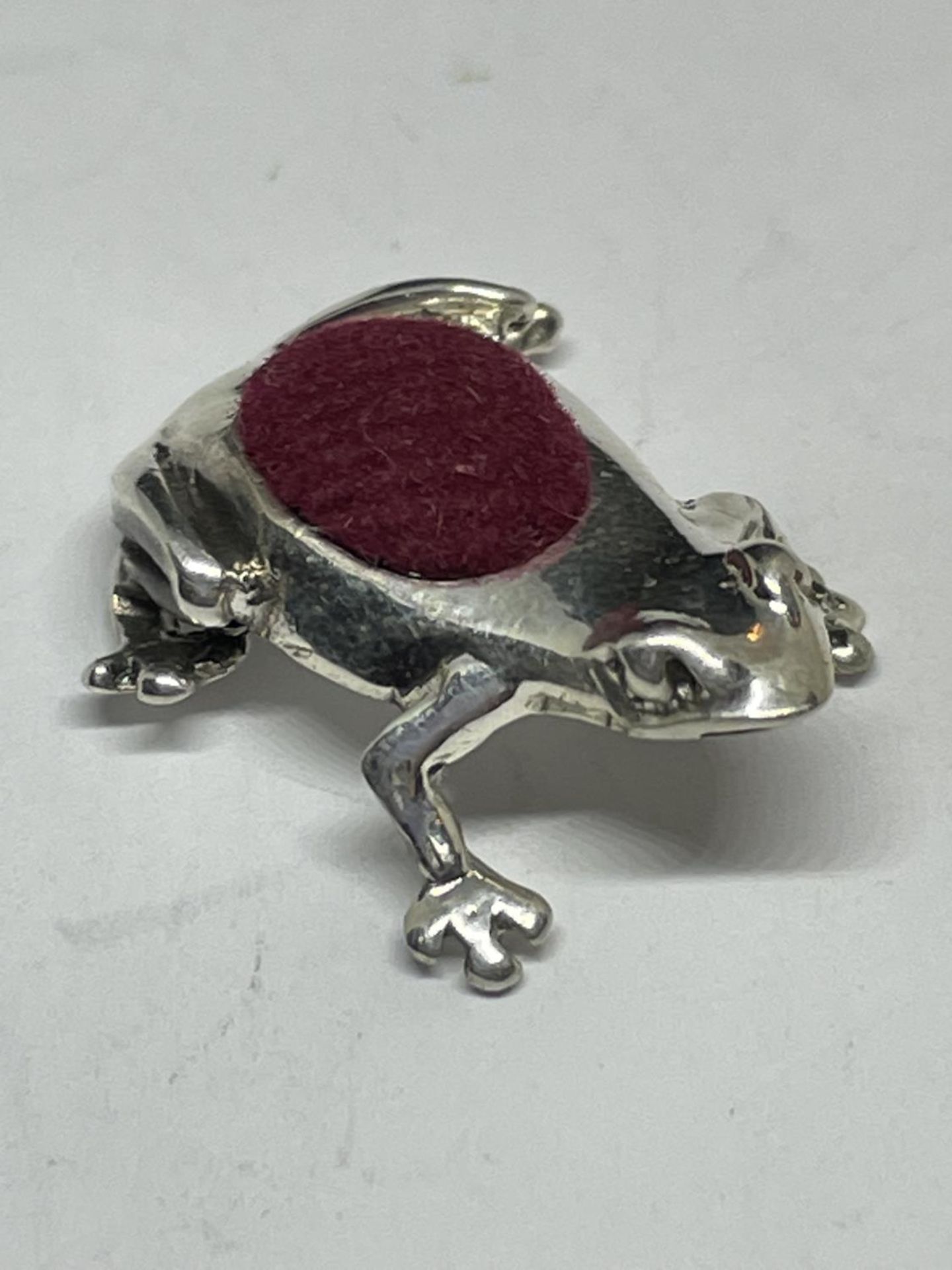 A MINIATURE SILVER FROG PIN CUSHION