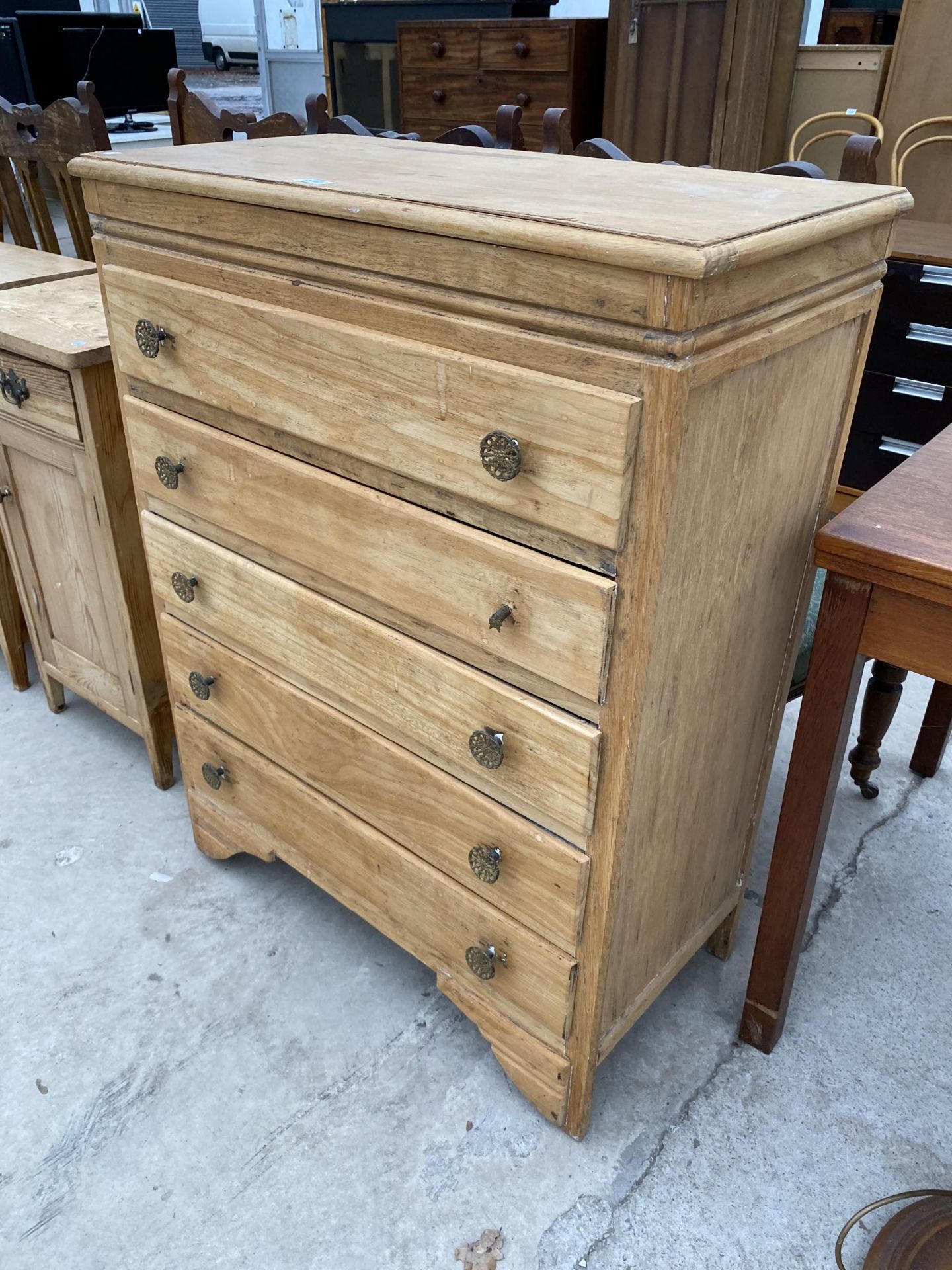 A MID 20TH CENTURY CHEST OF FIVE DRAWERS, 31" WIDE - Bild 2 aus 3