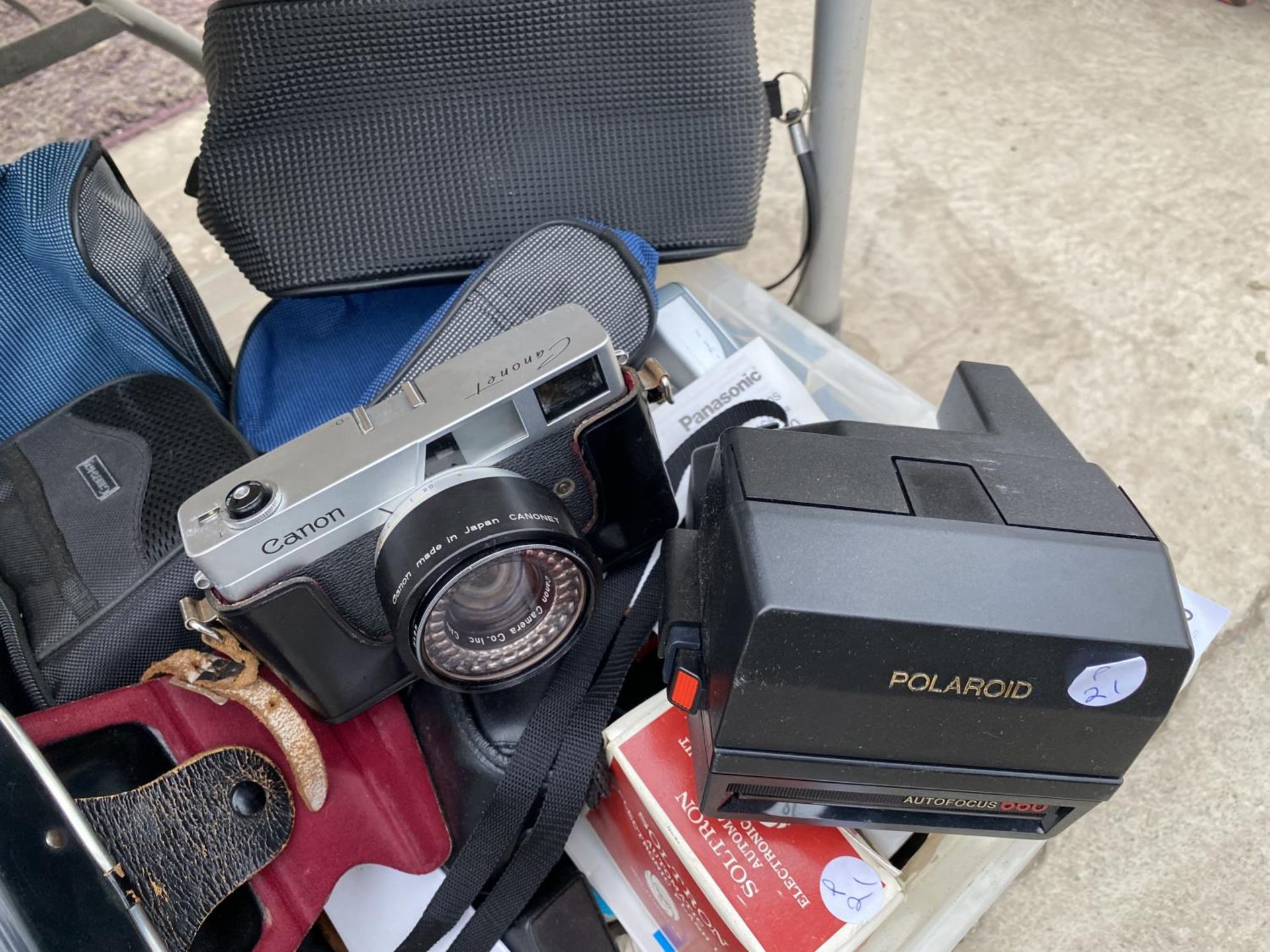 AN ASSORTMENT OF PHOTOGRAPHY EQUIPMENT TO INCLUDE A POLAROID CAMERA, A CANON CAMERA AND CAMERA - Image 3 of 5