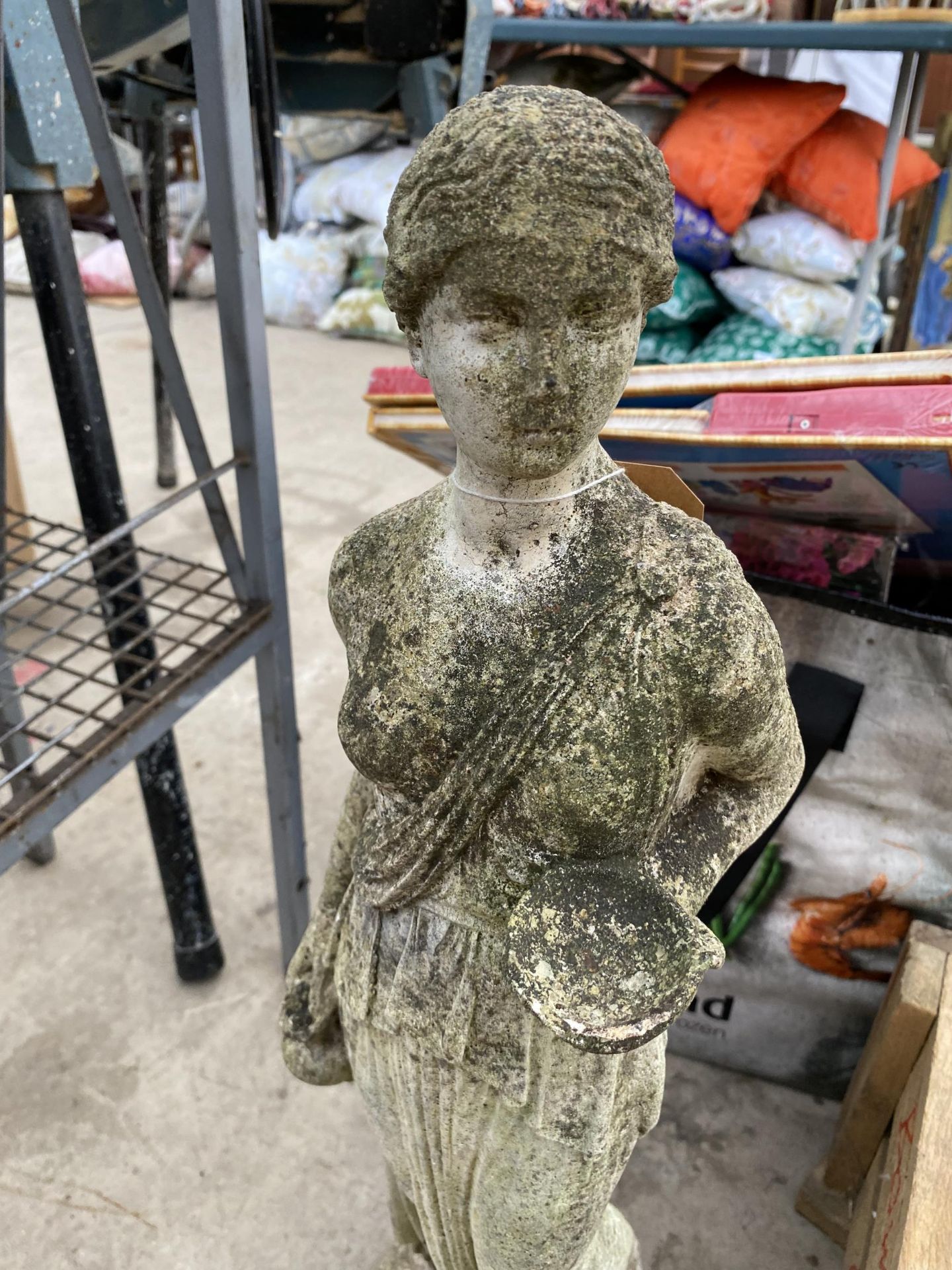 A RECONSTITUTED STONE GARDEN STATUE OF A GODDESS (HEIGHT 67CM) - Image 2 of 4