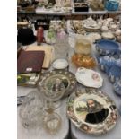 A QUANTITY OF CERAMICS AND GLASSWARE TO INCLUDE A ROYAL DOULTON SHAKESPEARE AND DICKENS PLATE, GLASS