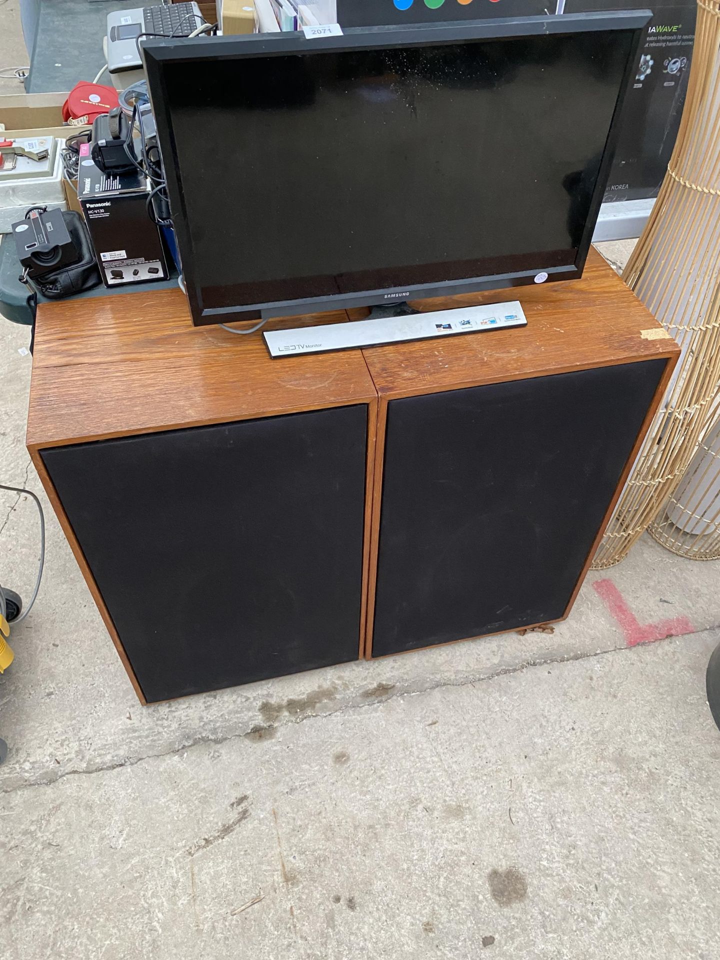 A 24" SAMSUNG TELEVISION AND TWO LARGE WOODEN CASED SPEAKERS