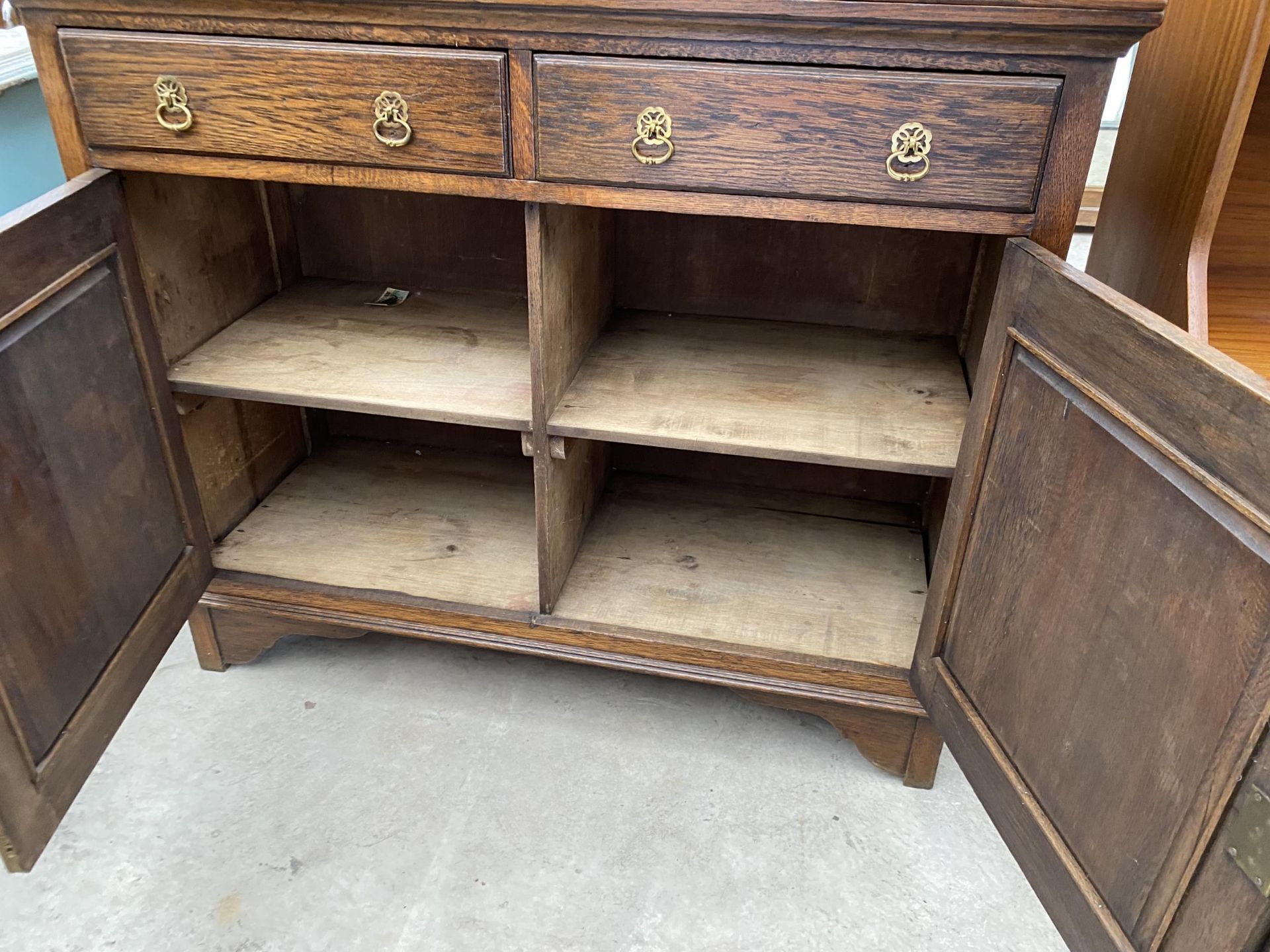 A MID 20TH CENTURY OAK SIDEBOARD WITH TWO DRAWERS AND CARVED PANEL DOORS, 42" WIDE - Bild 4 aus 5