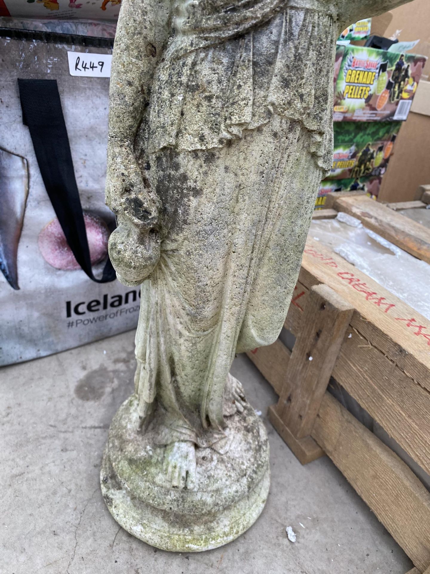 A RECONSTITUTED STONE GARDEN STATUE OF A GODDESS (HEIGHT 67CM) - Image 3 of 4