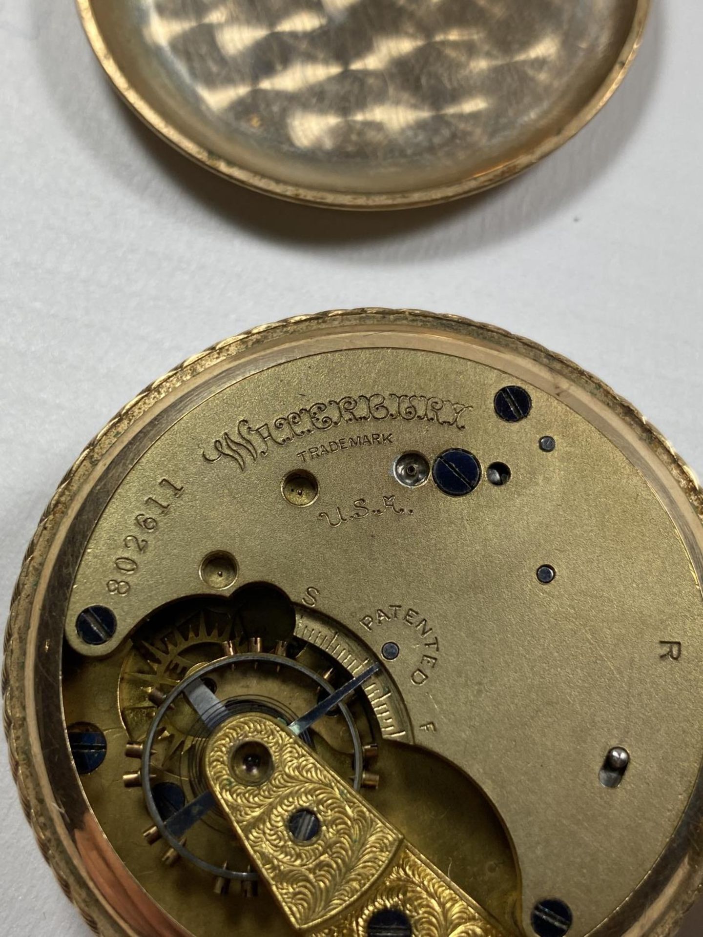 A VINTAGE GOLD PLATED U.S.A OPEN FACED POCKET WATCH, SIGNED TO MOVEMENT, NUMBERED 802611 - Image 5 of 5