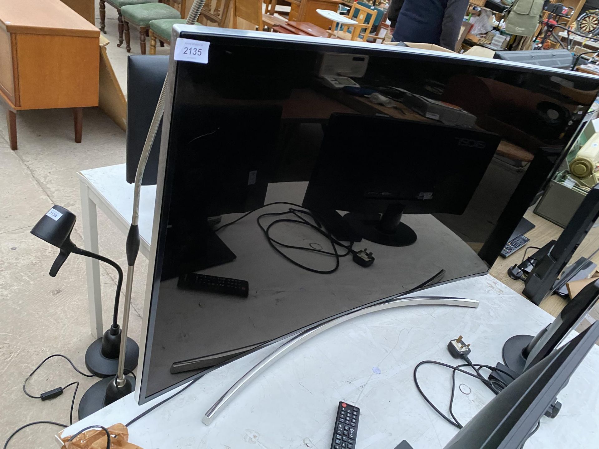 A CURVED SAMSUNG 48" TELEVISION WITH REMOTE CONTROL (SMALL CRACK TO TOP LEFT OF SCREEN)