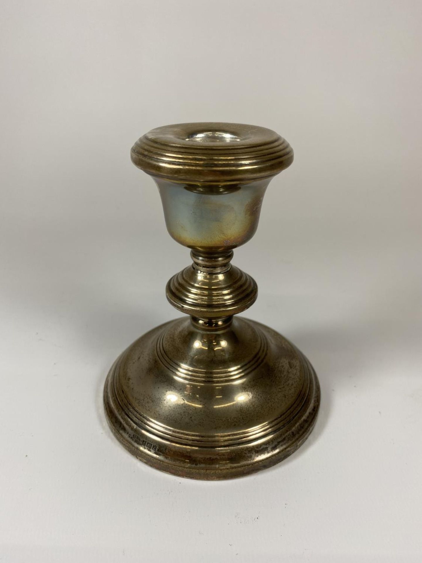 A HALLMARKED SILVER CANDLESTICK WITH WEIGHTED BASE, HEIGHT 13CM