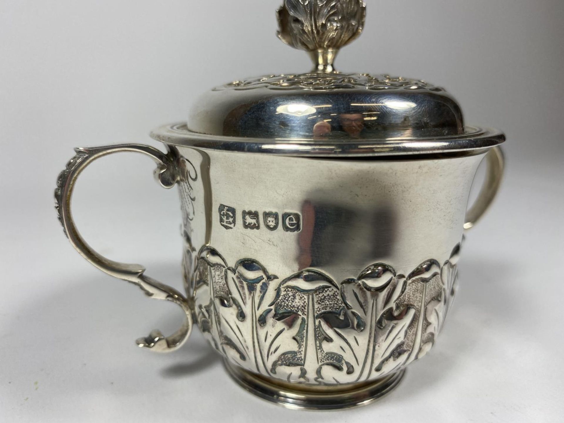 A VICTORIAN HALLMARKED SILVER LIDDED CHRISTENING CUP, MARKS FOR LONDON, 1900, WEIGHT 165G - Image 2 of 5