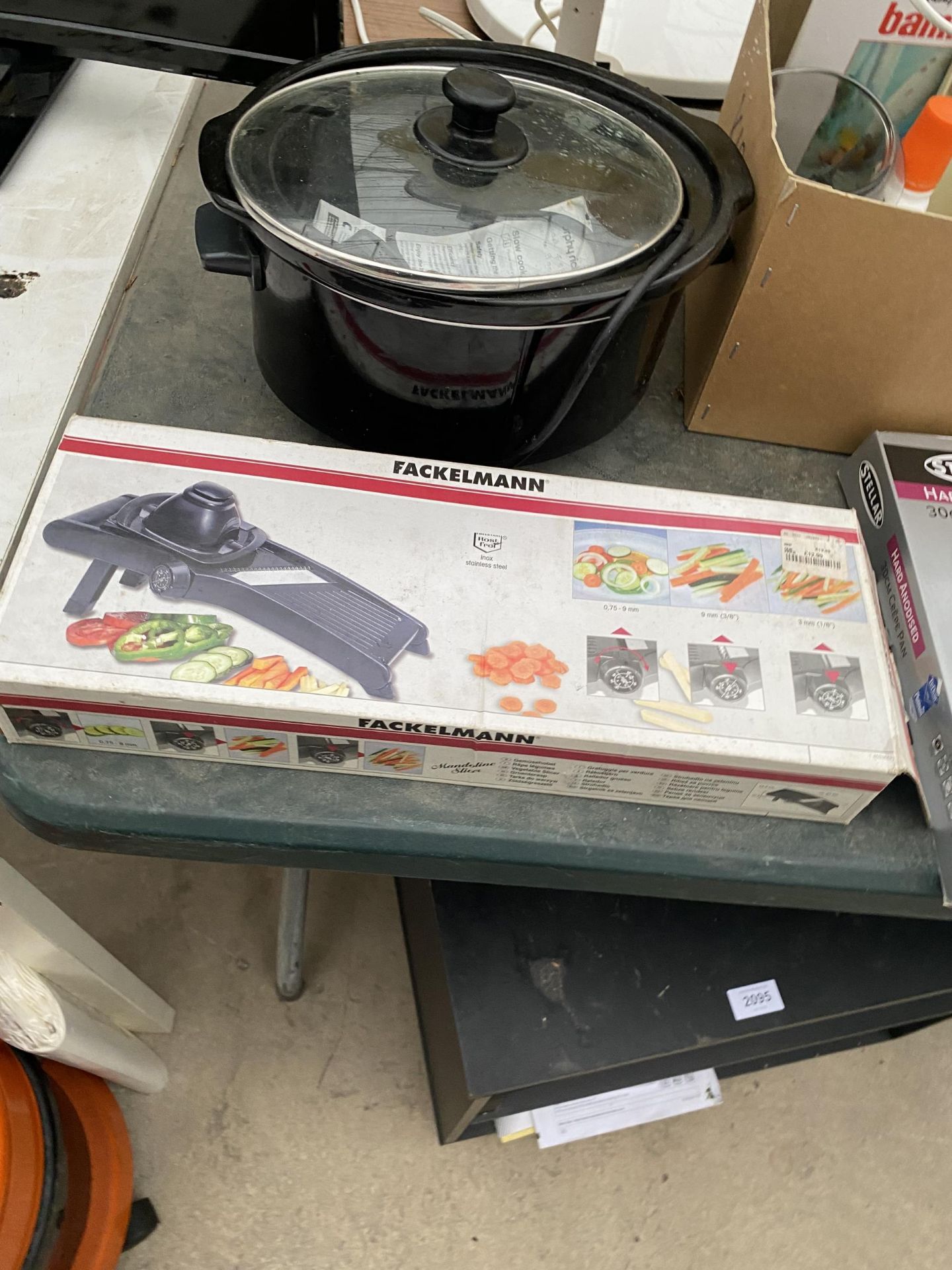 A LARGE ASSORTMENT OF ITEMS TO INCLUDE LAMPS, A MANDOLINE AND A SLOW COOKER ETC - Bild 4 aus 4