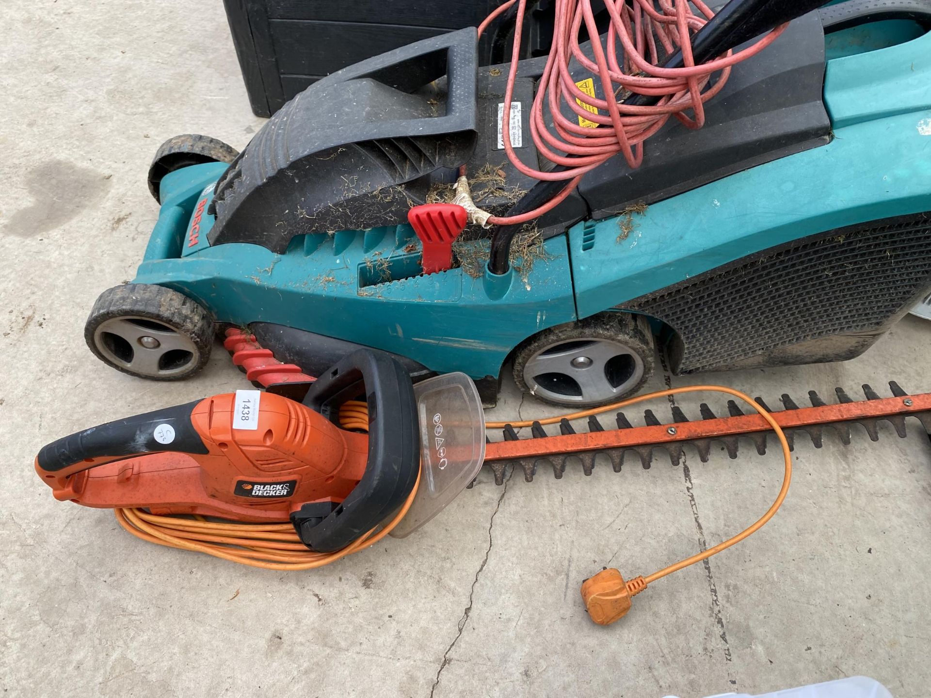 A BOSCH ROTAK 36 ELECTRIC LAWN MOWER AND A BLACK AND DECKER ELECTRIC HEDGE TRIMMER - Image 2 of 2