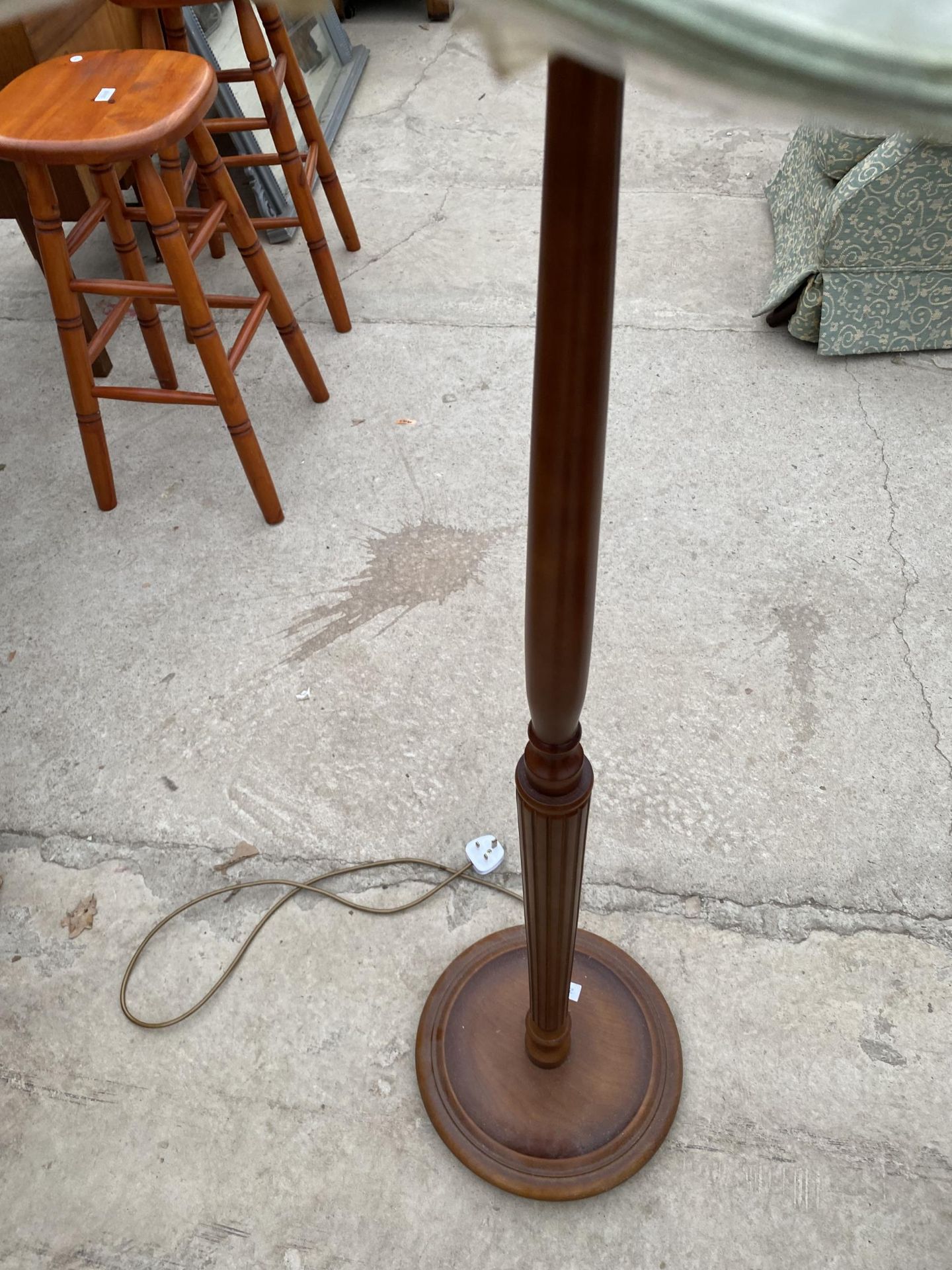 A MODERN STANDARD LAMP WTIH TURNED COLUMN COMPLETE WITH SHADE - Image 3 of 4