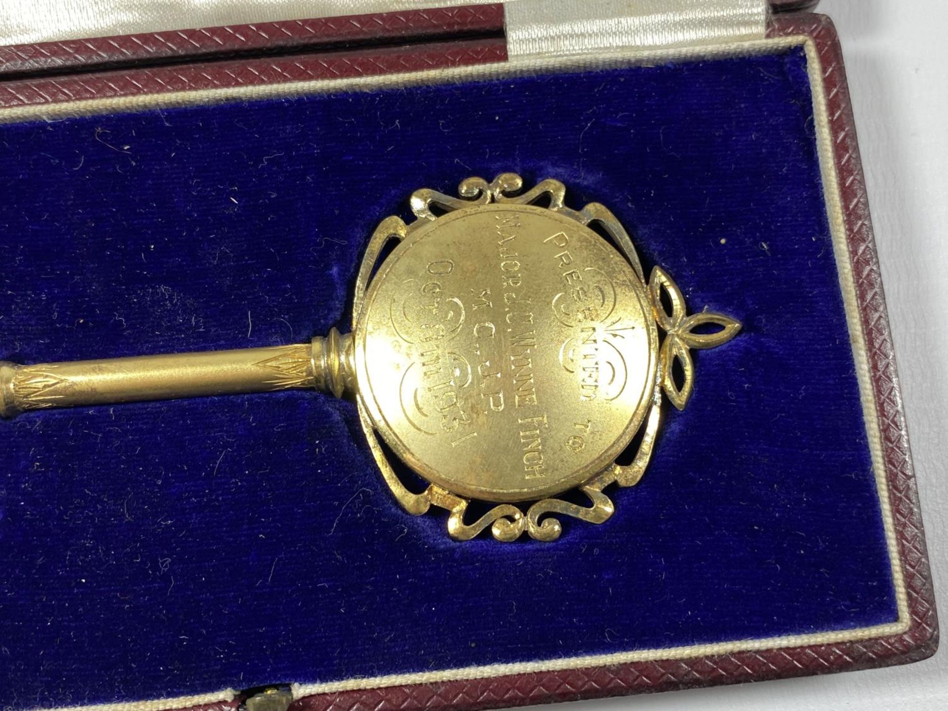 A VAUGHTON & SONS BIRMINGHAM HALLMARKED SILVER GILT KEY PRESENTED FOR THE OPENING OF THE NEW COUNCIL - Image 2 of 5