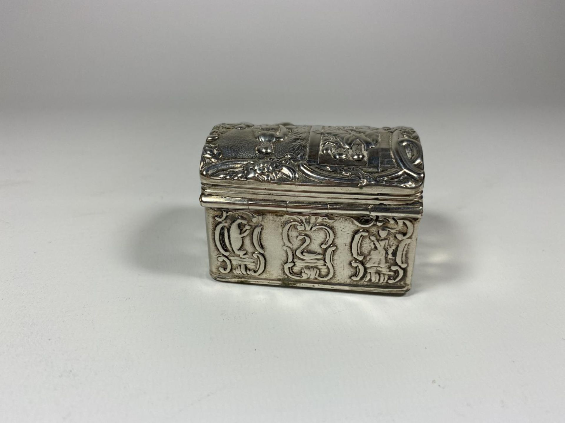 A CONTINENTAL WHITE METAL, POSSIBLY DUTCH, MINIATURE LIDDED PILL BOX / CHEST, UNMARKED - Image 4 of 7