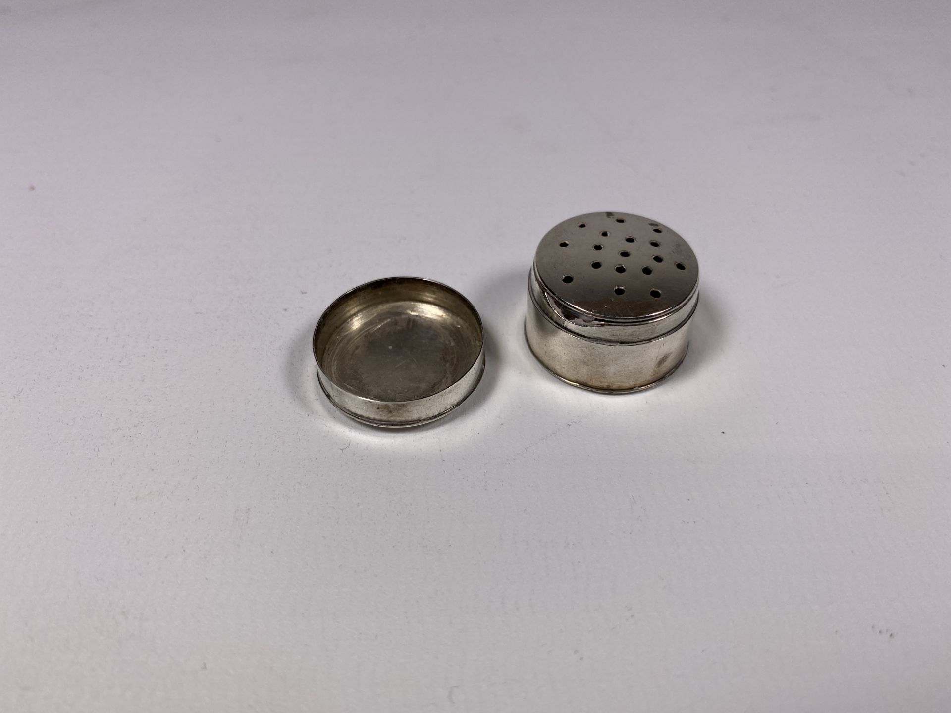 THREE ITEMS - HALLMARKED SILVER PIERCED PIN TRAY, SILVER SPOON AND FURTHER UNMARKED PILL BOX - Image 4 of 4