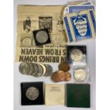A MIXED LOT OF COINS TO INCLUDE CASED FESTIVAL OF BRITAIN PROOF CROWN, MODERN CROWNS ETC