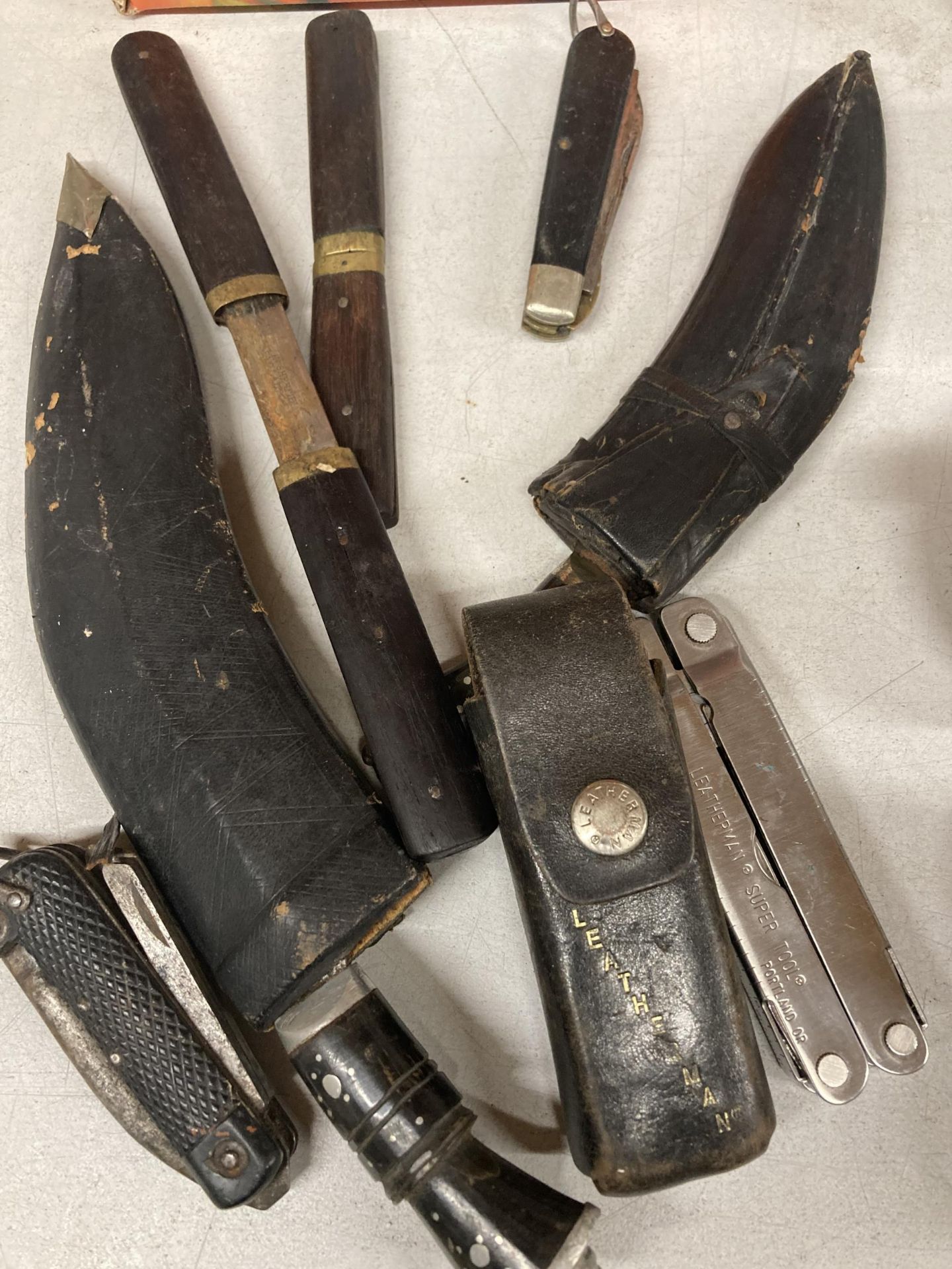 A COLLECTION OF KNIVES TO INCLUDE KUKRI STYLE, VINTAGE PENKNIVES, ETC - Image 2 of 3