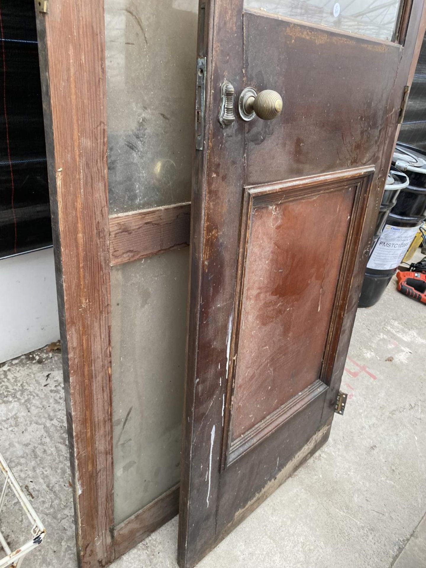 AN ASSORTMENT OF VINTAGE INTERNAL DOORS - Image 2 of 5