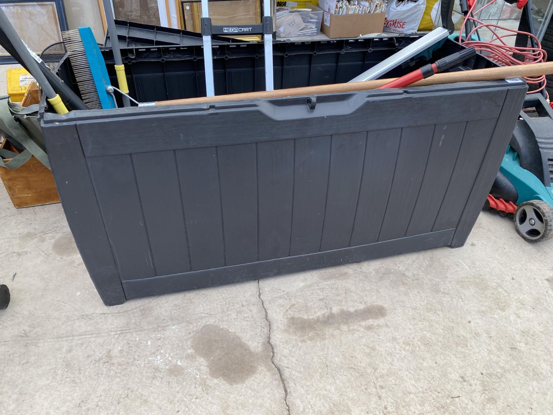A PLASTIC GARDEN STORAGE BOX CONTAINING AN ASSORTMENT OF TOOLS TO INCLUDE A FOLDING SACK TRUCK, A - Image 7 of 7