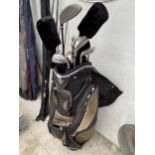A WILLIAMS GOLF BAG AND A SET OF WILLIAMS GOLF CLUBS TO INCLUDE DRIVER, 3 & 5 WOOD, PUTTER AND 3-9