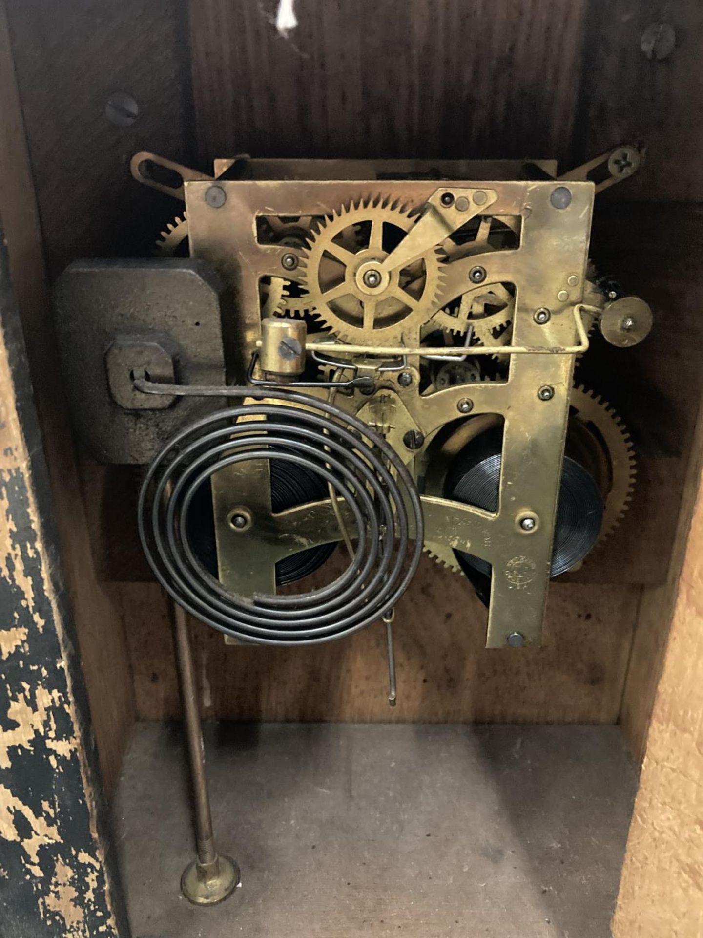 AN EDWARDIAN MAHOGANY CASED MANTLE CLOCK WITH COLUMN DETAIL - MISSING KEY AND PENDULUM - Image 5 of 5