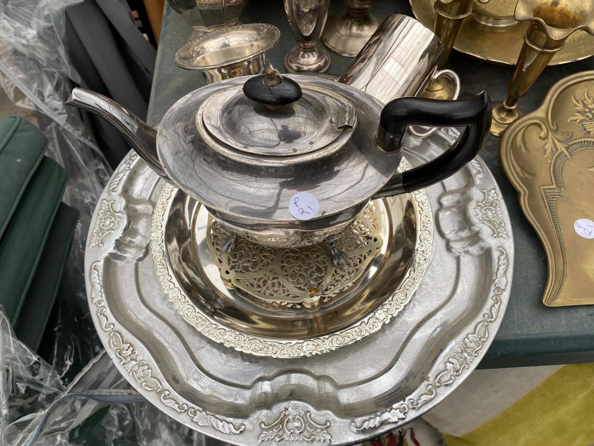 AN ASSORTMENT OF METAL WARE ITEMS TO INCLUDE A SILVER PLATE TEAPOT, TWO BRASS BUD VASES AND TWO - Image 4 of 5