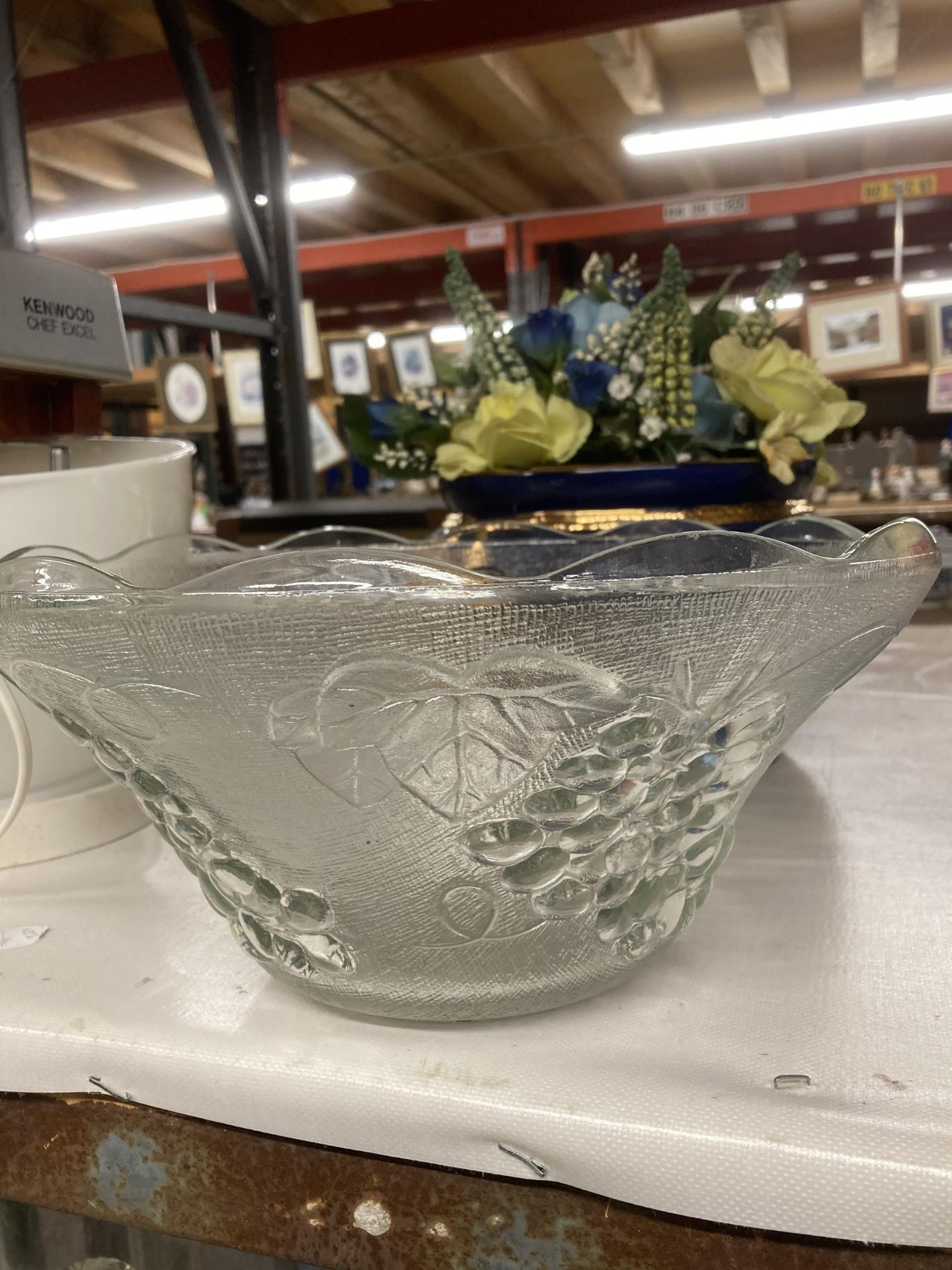 A LARGE GLASS BOWL WITH GRAPE AND VINE DECORATION AND A PLANTER CONTAINING DRIED FLOWERS - Image 2 of 3