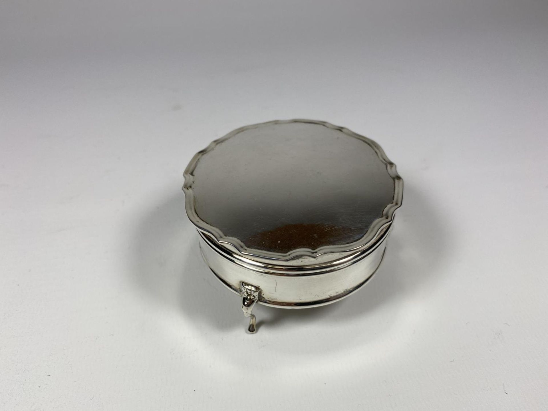 A HALLMARKED SILVER LIDDED TRINKET BOX, MARKS HEAVILY RUBBED, WEIGHT 46G - Image 2 of 4