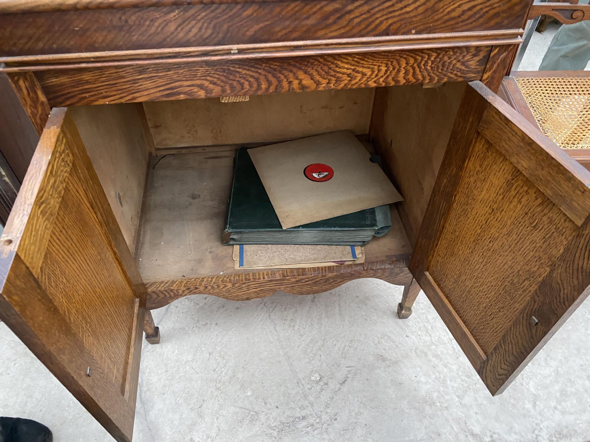 AN EARLY 20TH CENTURY OAK GRAMOPHONE CABINET LACKING WINDER AND WORKS - Image 5 of 5