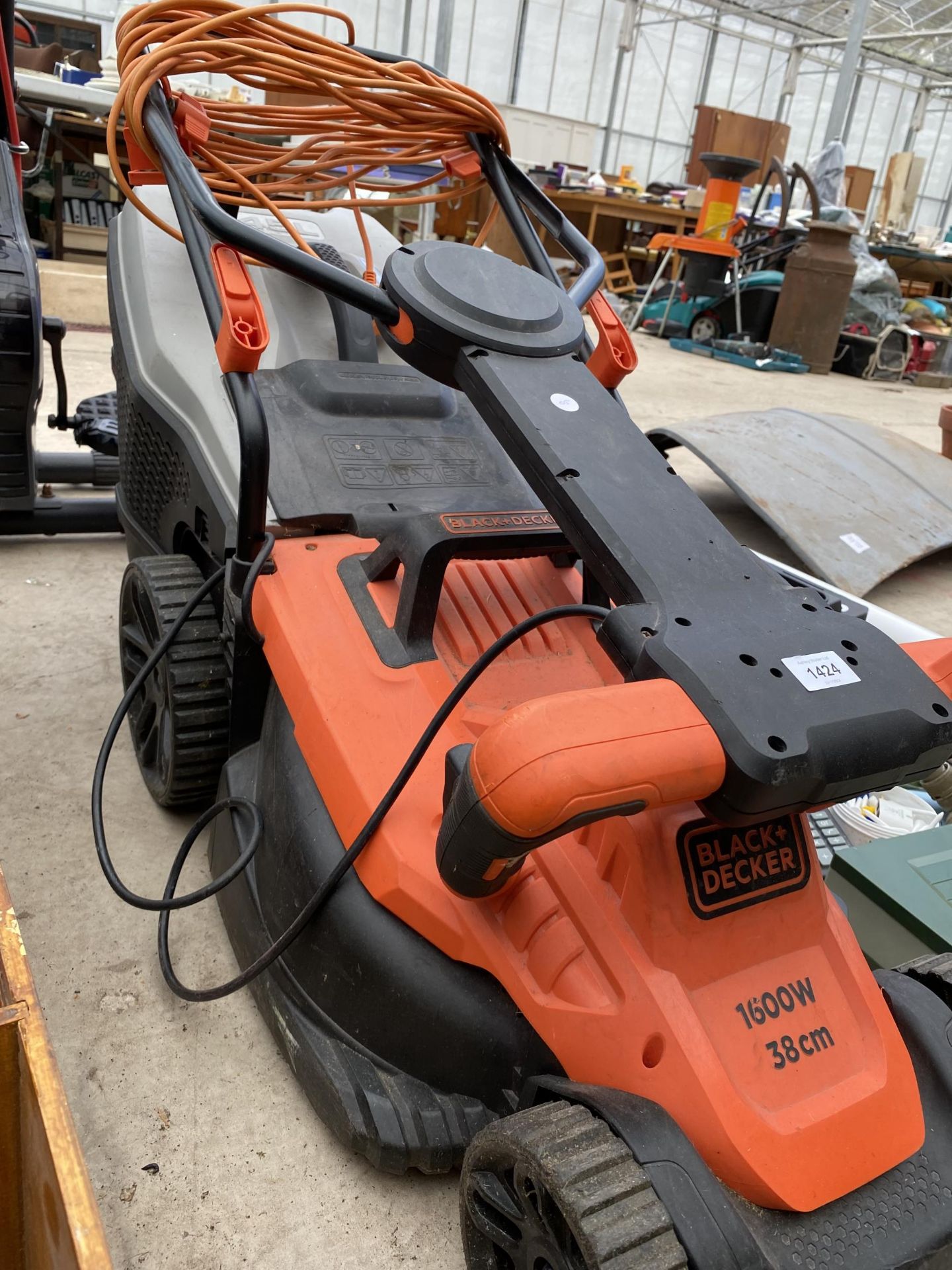 A BLACK AND DECKER ELECTRIC LAWN MOWER - Image 3 of 3