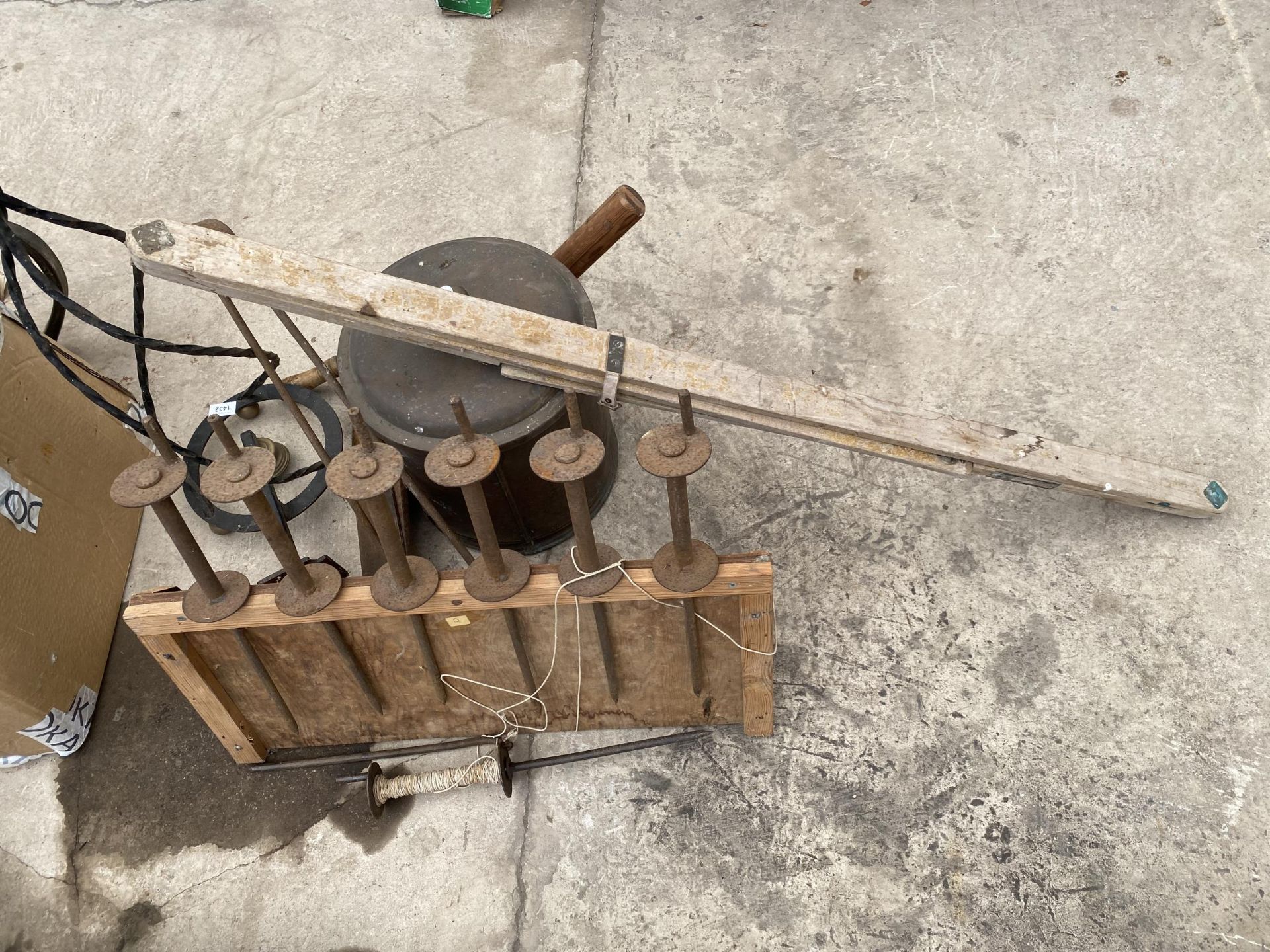 A COLLECTION OF VINTAGE ITEMS TO INCLUDE A COPPER LIDDED BIN, A KNIFE AND A BOBBIN REELER ETC