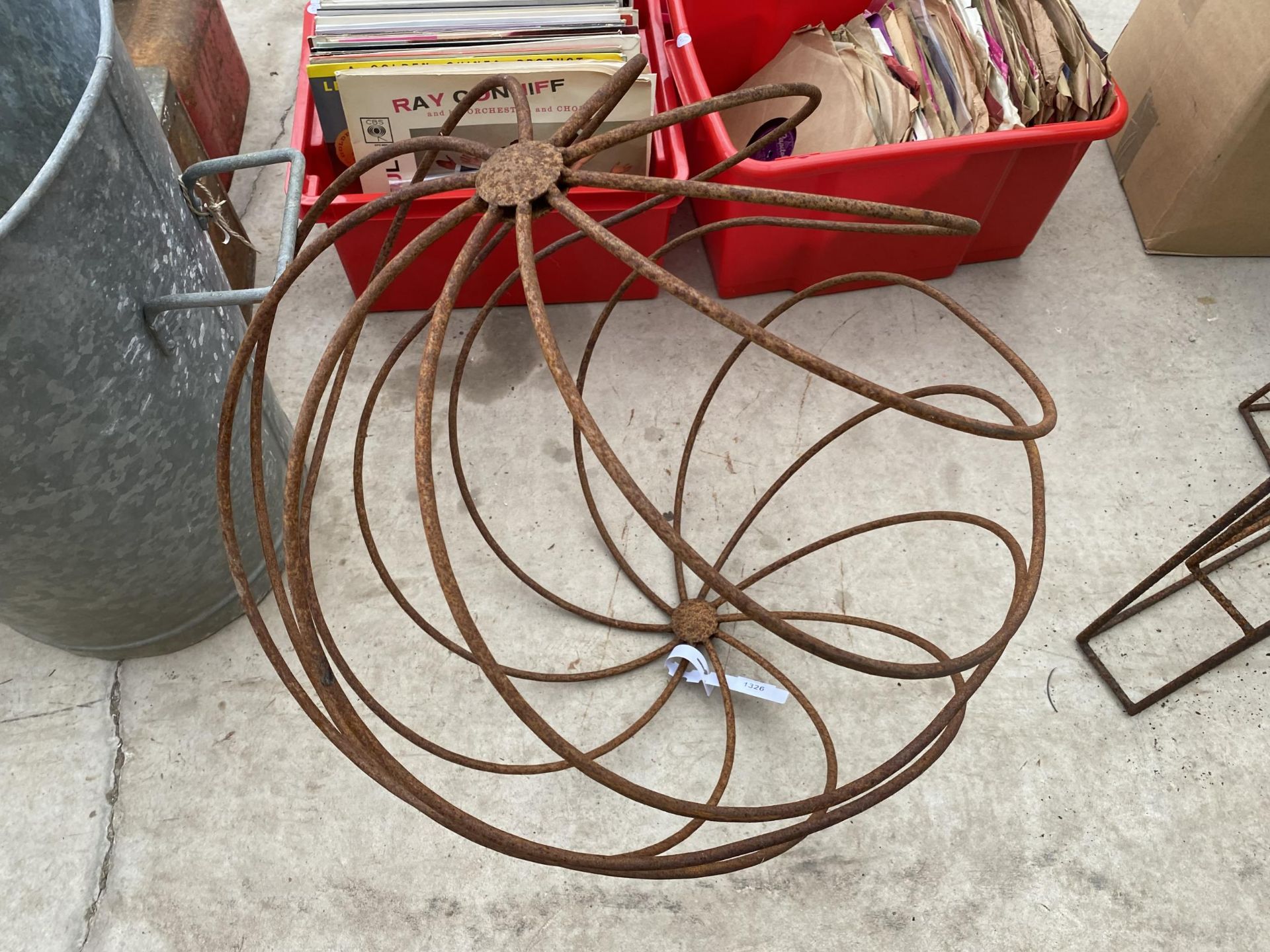 A DECORATIVE WROUGHT IRON SPHERICAL GARDEN FEATURE (HEIGHT 61CM)