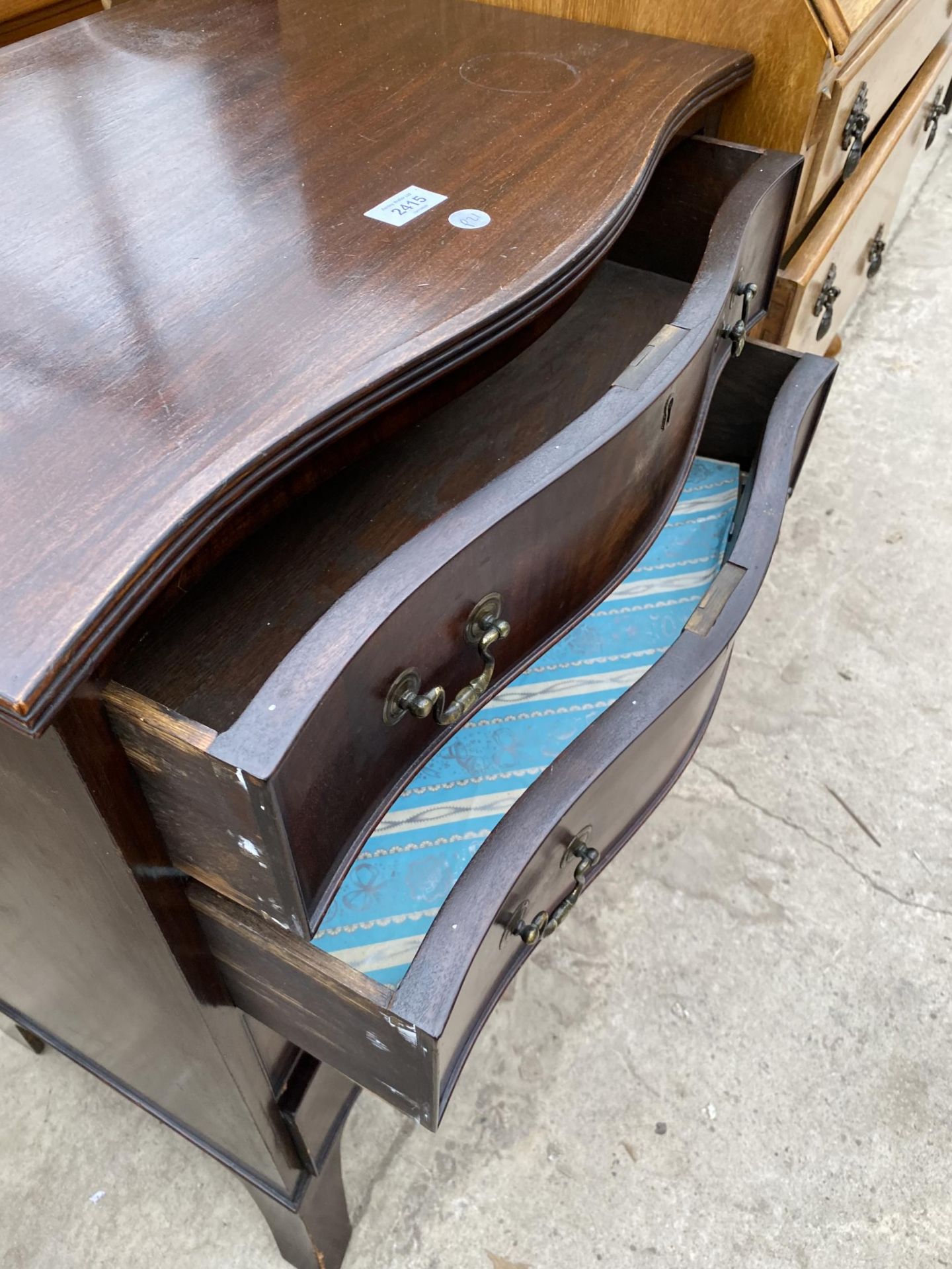 A REPRODUCTION MAHOGANY SERPENTINE FRONTED CHEST OF FOUR GRADUATED DRAWERS, 24" WIDE - Image 3 of 3