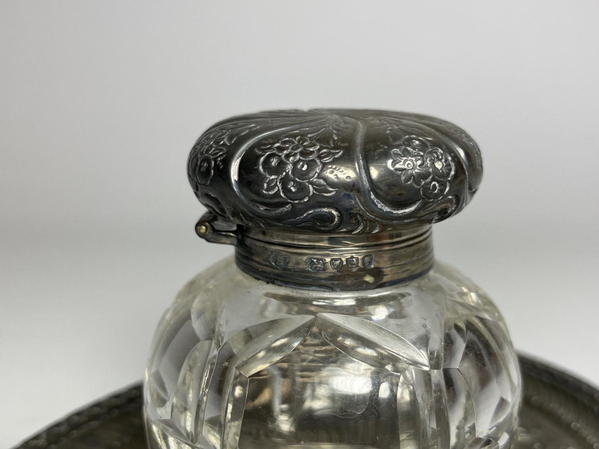 A SILVER PLATED DESK STAND WITH VICTORIAN HALLMARKED SILVER LIDDED INK BOTTLE - Image 2 of 9