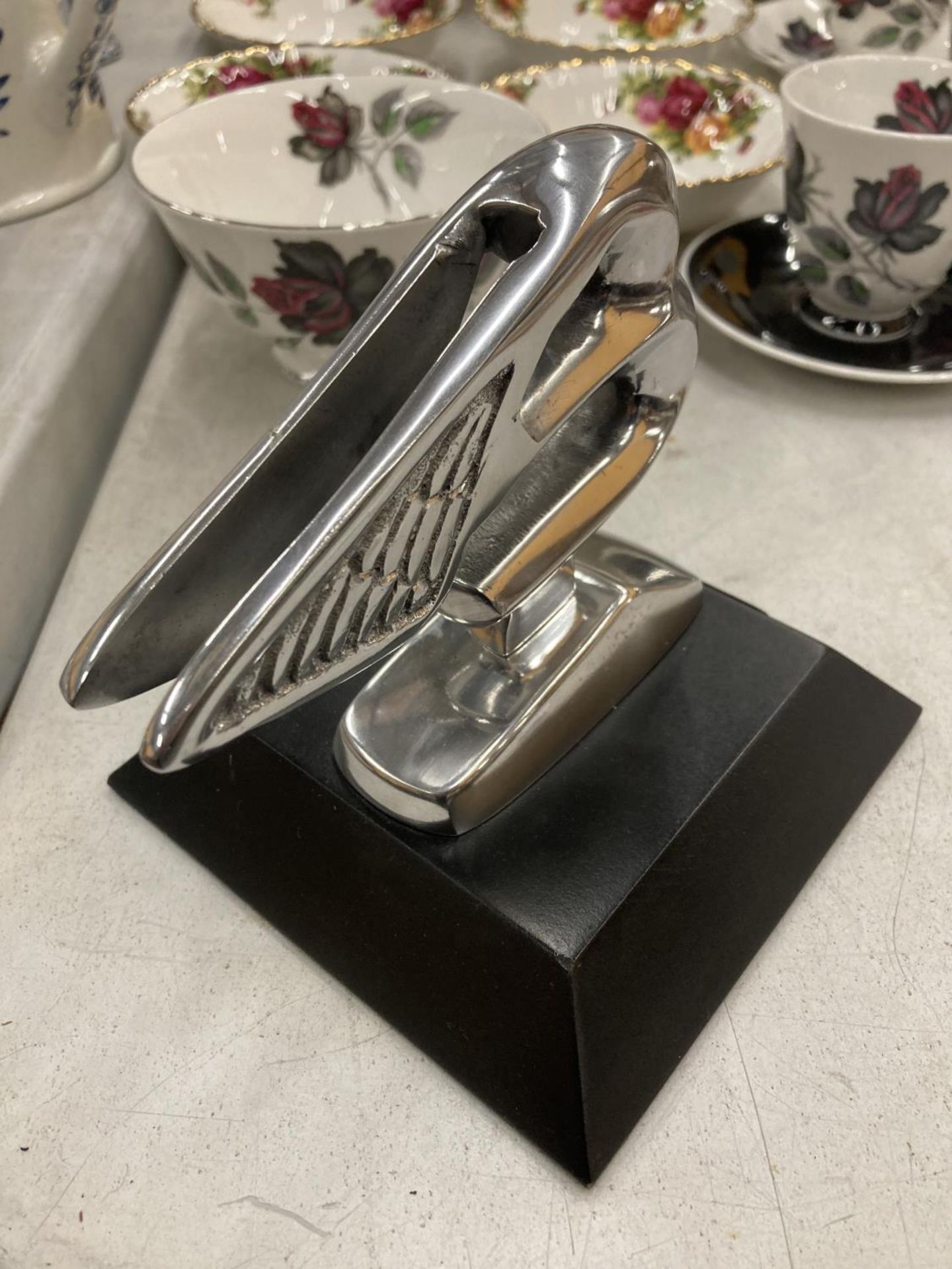 A CHROME BENTLEY 'B' ON A BASE HEIGHT APPROX 12CM - Image 4 of 4