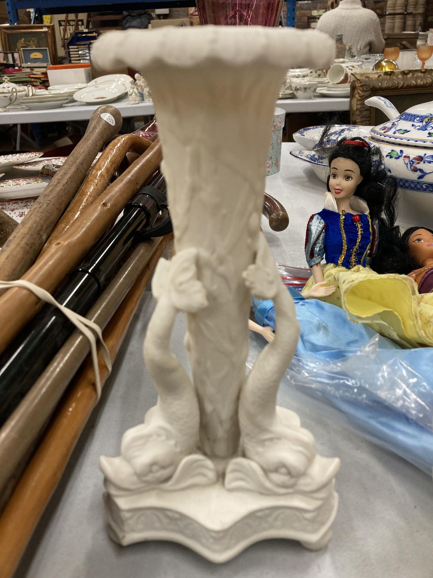 TWO PIECES OF PARIEN WARE TO INCLUDE A BUST OF QUEEN VICTORIA AND A VASE WITH FISH DECORATION - Image 2 of 3