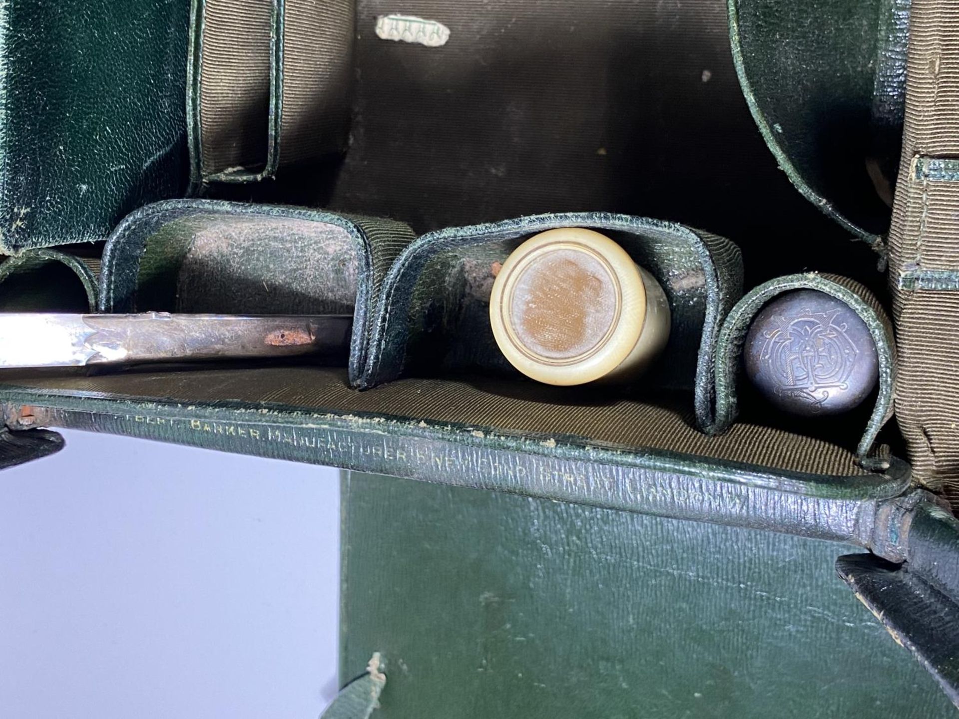 A VINTAGE 1940'S LEATHER TRAVELLING CASE CONTAINING VARIOUS HALLMARKED SILVER TOPPED ITEMS, HIP - Image 5 of 8