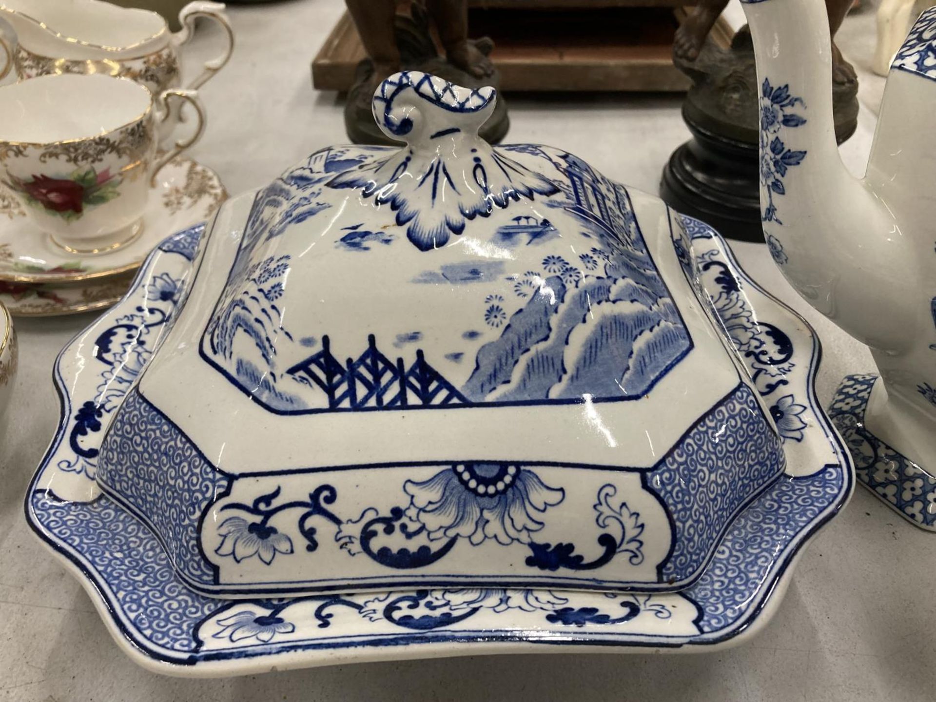 A QUANTITY OF BLUE AND WHITE WOOD AND SONS 'YUAN' POTTERY TO INCLUDE A SERVING DISH, AND JUGS PLUS A - Image 3 of 5