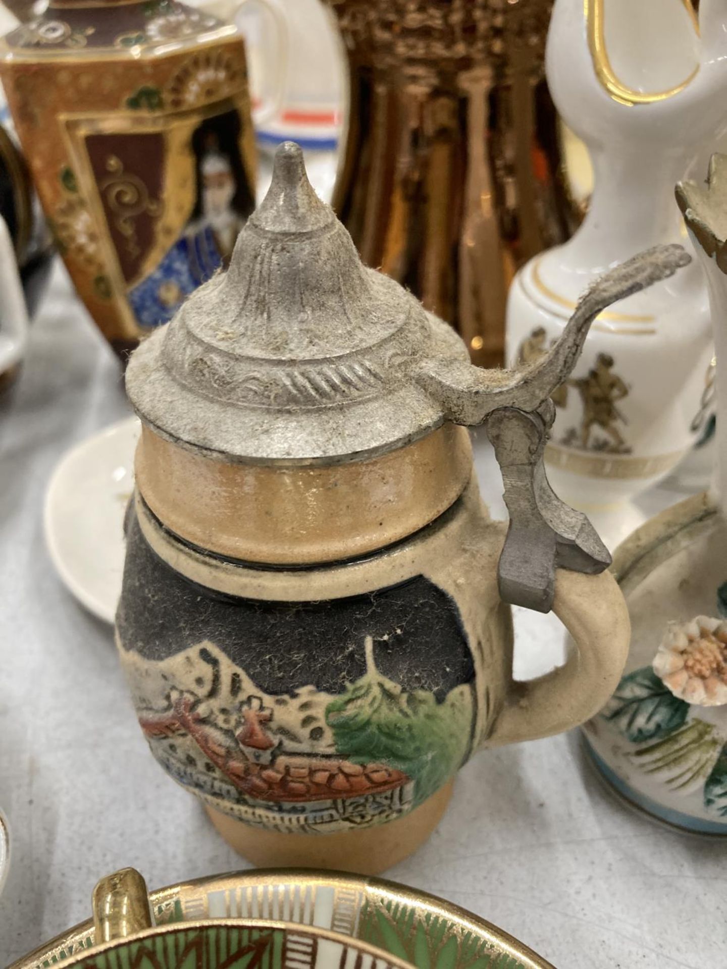 A QUANTITY OF CERAMIC ITEMS TO INCLUDE JUGS, VASES, MINIATURE TEACUPS, SAUCERS, TEAPOTS, ETC - Image 2 of 6