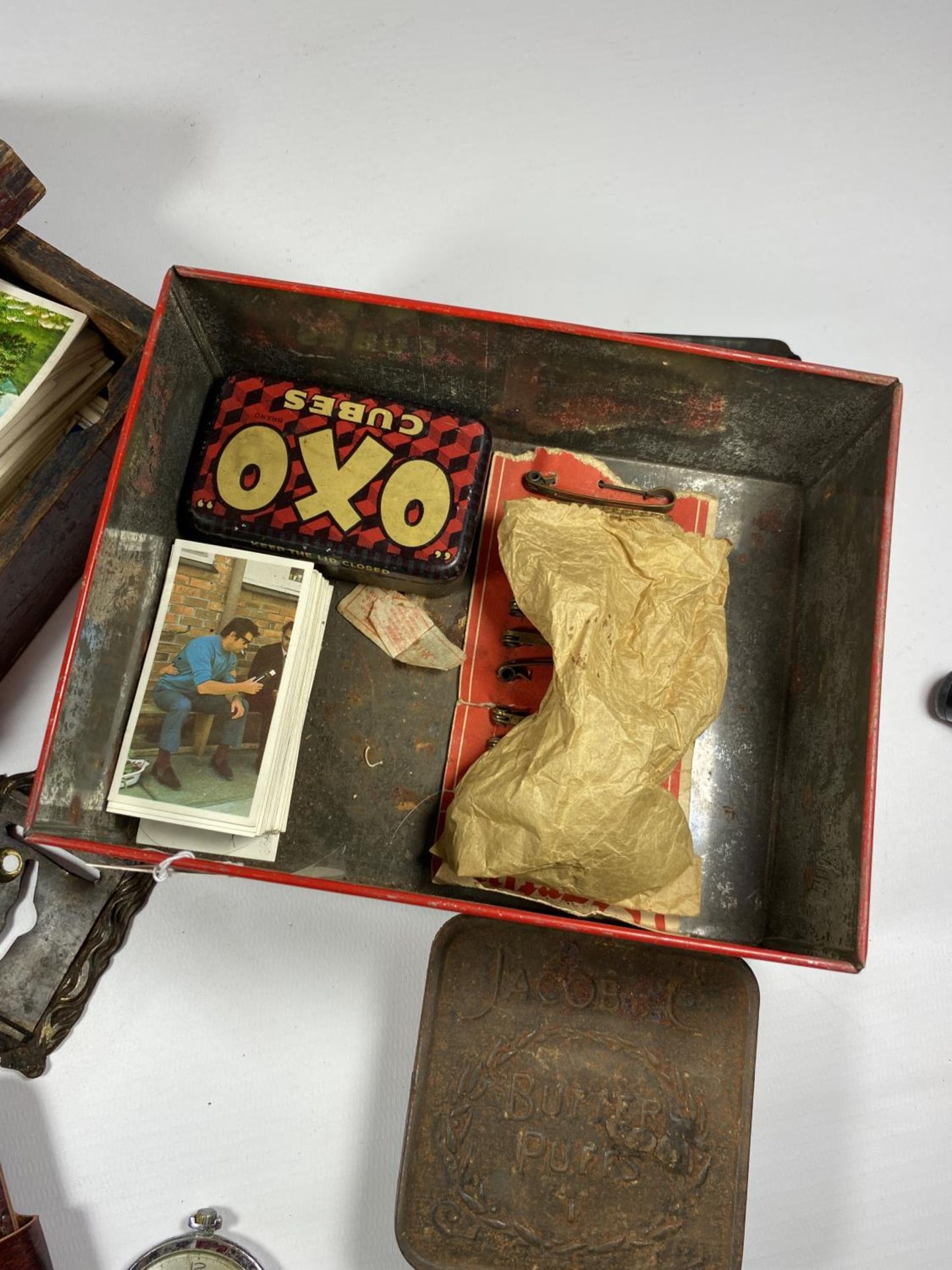 A MIXED LOT OF ITEMS IN A VINTAGE OXO TIN TO INCLUDE FEDERAL OPEN FACED POCKET WATCH, WHITE METAL - Image 4 of 4