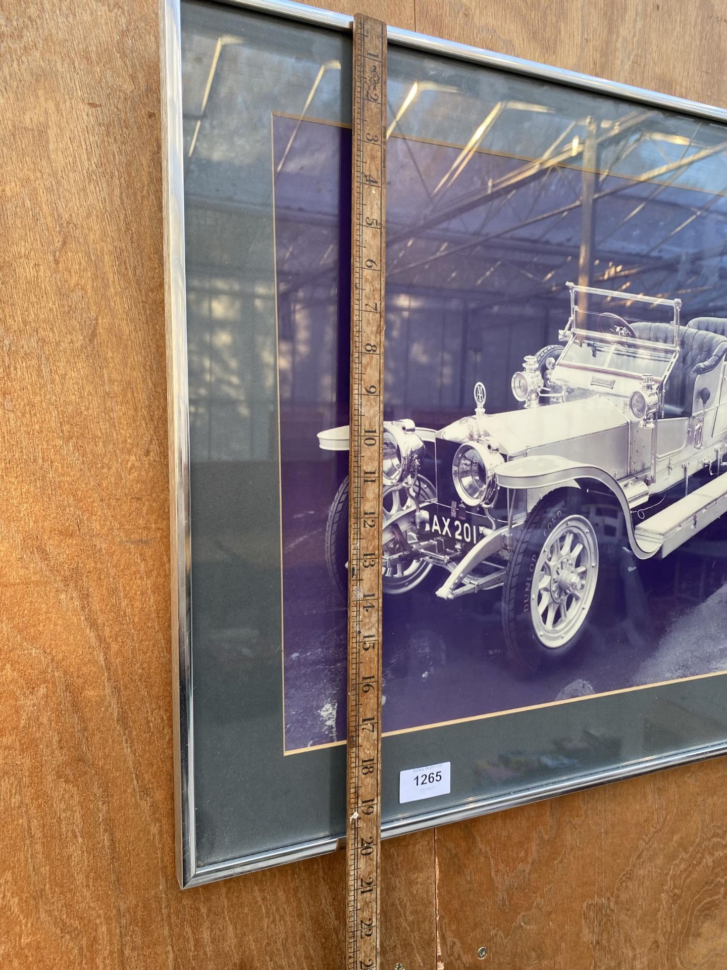 A FRAMED PRINT OF A VINTAGE ROLLS ROYCE 'THE SILVER GHOST' - Image 3 of 3