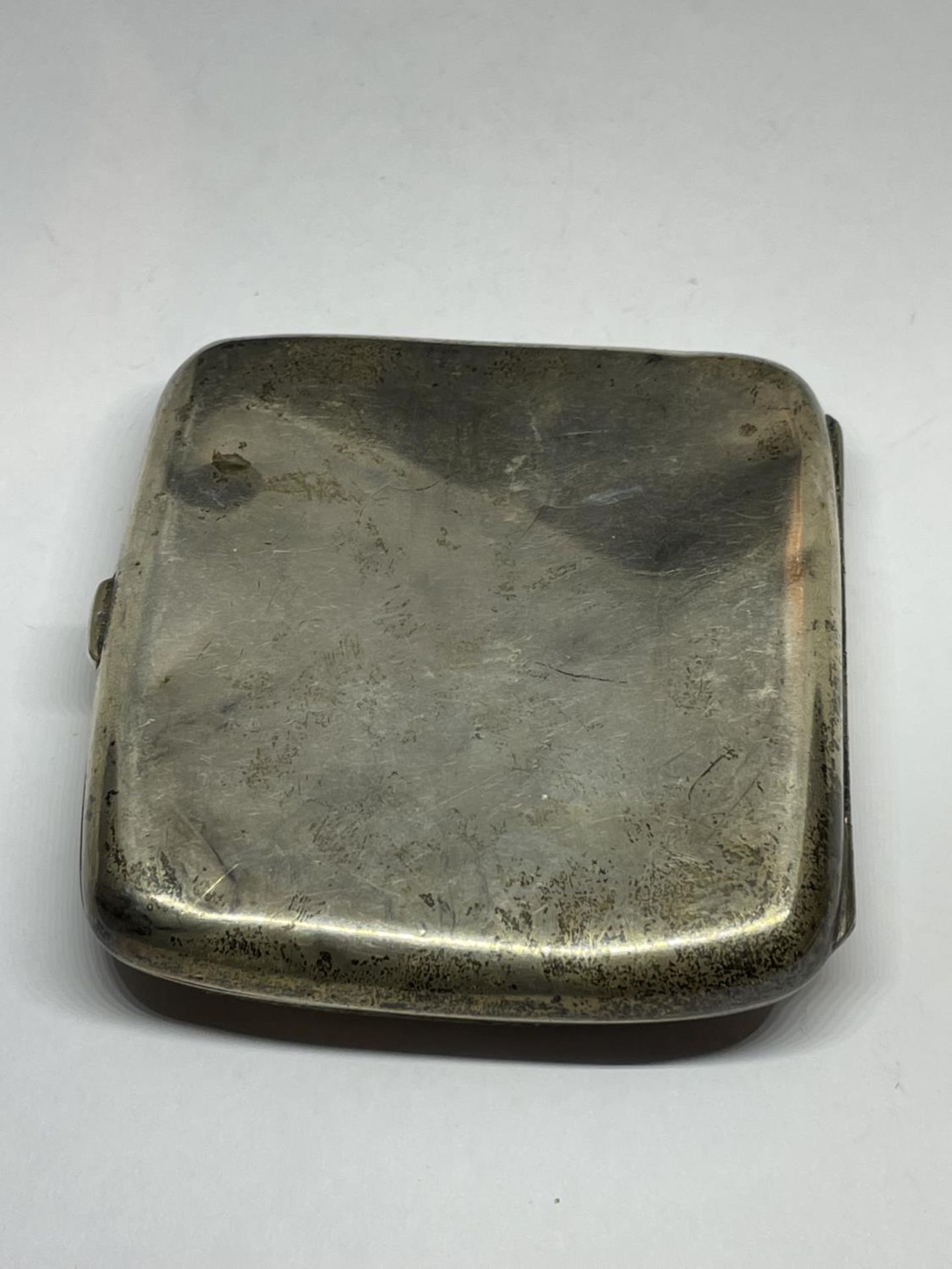 A HALLMARKED BIRMINGHAM SILVER CIGARETTE CASE - Image 2 of 3