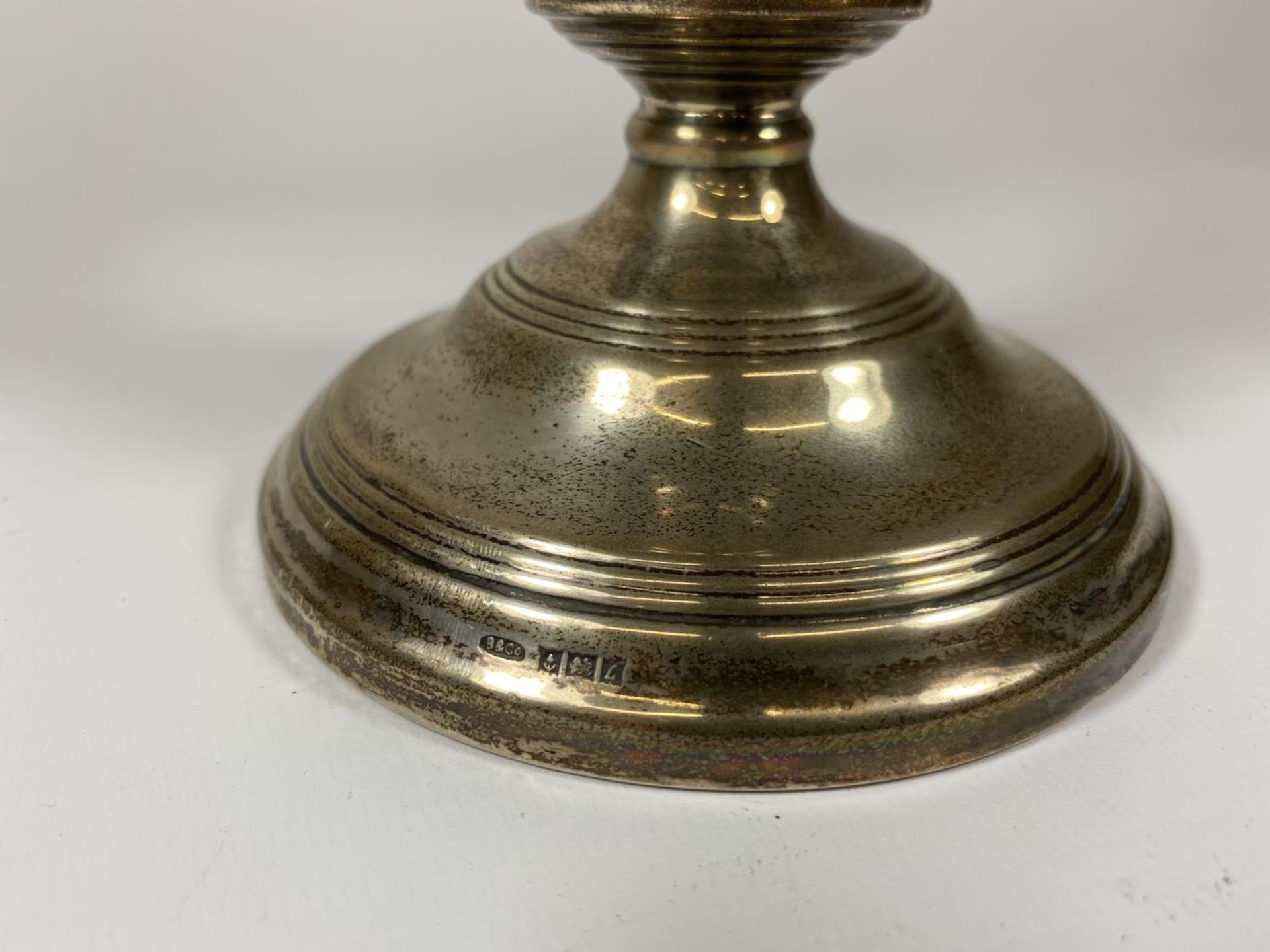 A HALLMARKED SILVER CANDLESTICK WITH WEIGHTED BASE, HEIGHT 13CM - Image 2 of 2