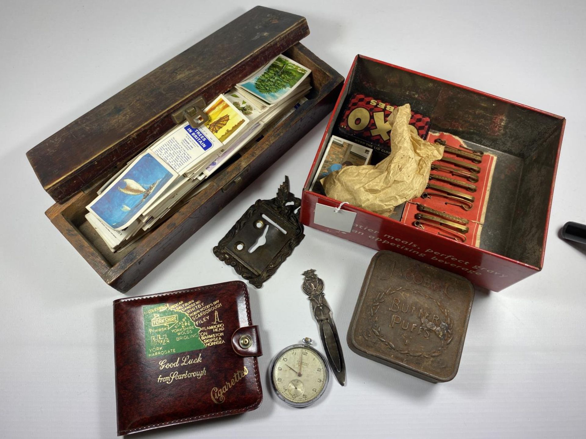 A MIXED LOT OF ITEMS IN A VINTAGE OXO TIN TO INCLUDE FEDERAL OPEN FACED POCKET WATCH, WHITE METAL