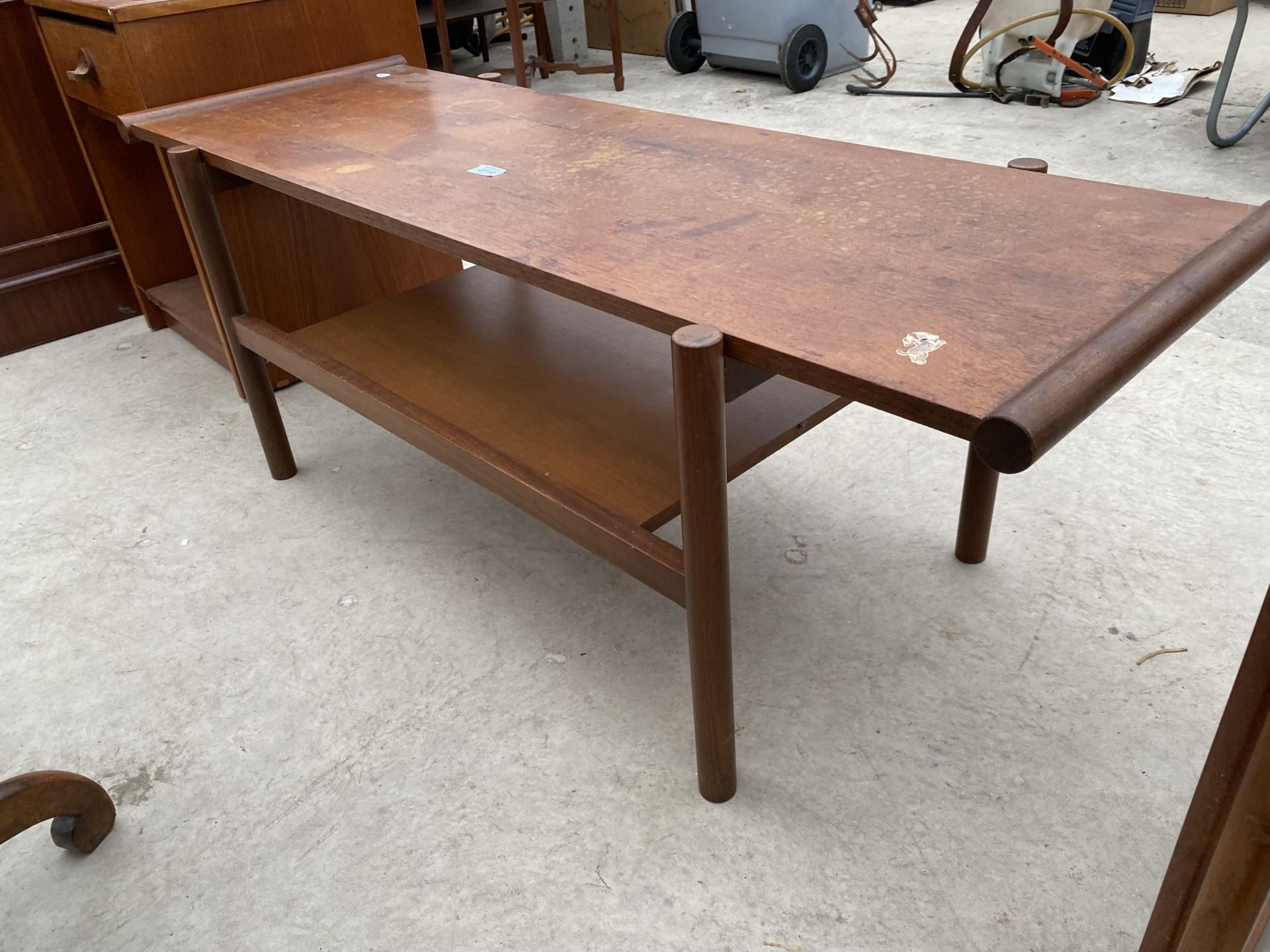 A RETRO TEAK TWO TIER COFFEE TABLE, 50X17" AND A NEST OF TWO TABLES - Bild 3 aus 3