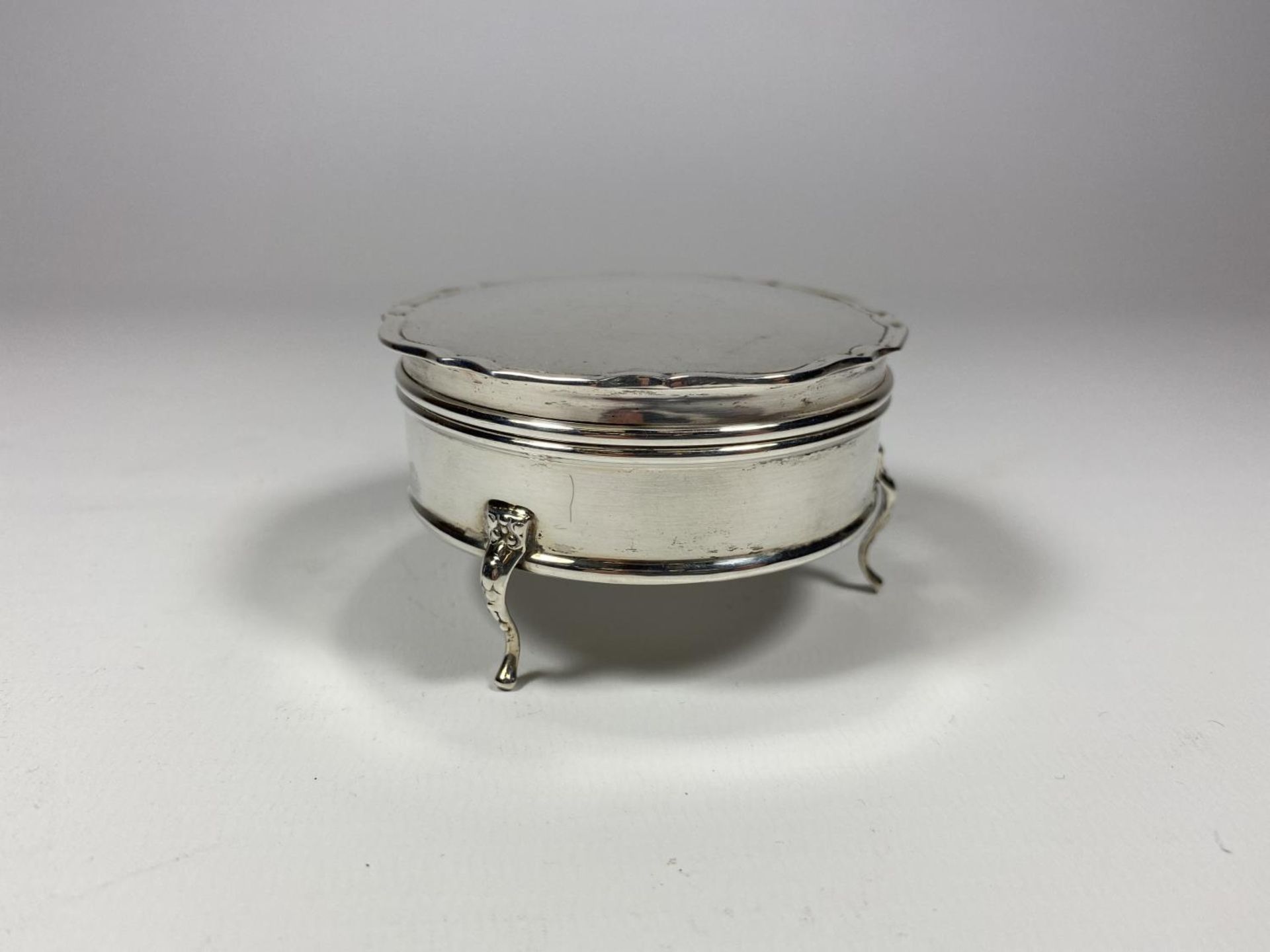 A HALLMARKED SILVER LIDDED TRINKET BOX, MARKS HEAVILY RUBBED, WEIGHT 46G