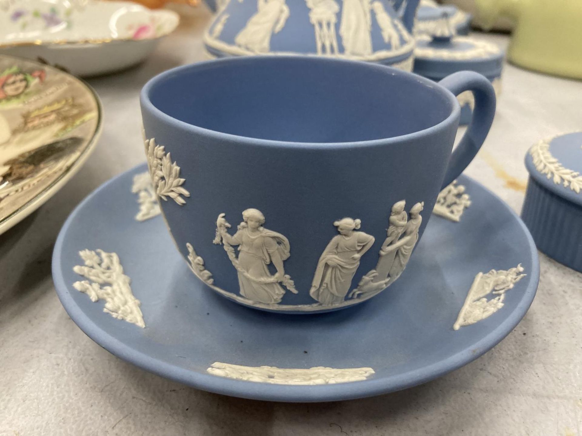 A QUANTITY OF WEDGWOOD JASPERWARE TO INCLUDE TEA AND COFFEE POT, BOWL, JUG, LIDDED POTS, CUP AND - Image 2 of 6