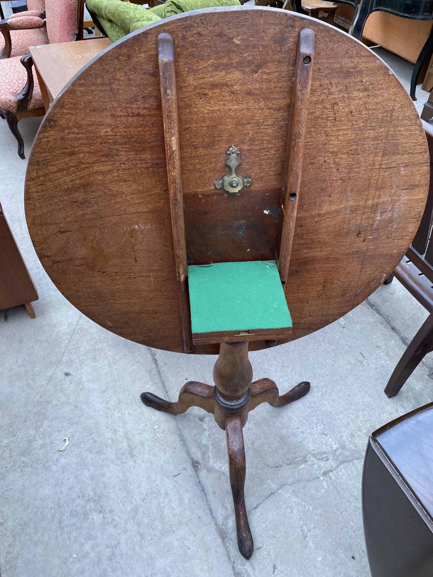 A GEORGE III MAHOGANY TILT-TOP TRIPOD TABLE, 33" DIAMETER - Image 4 of 4