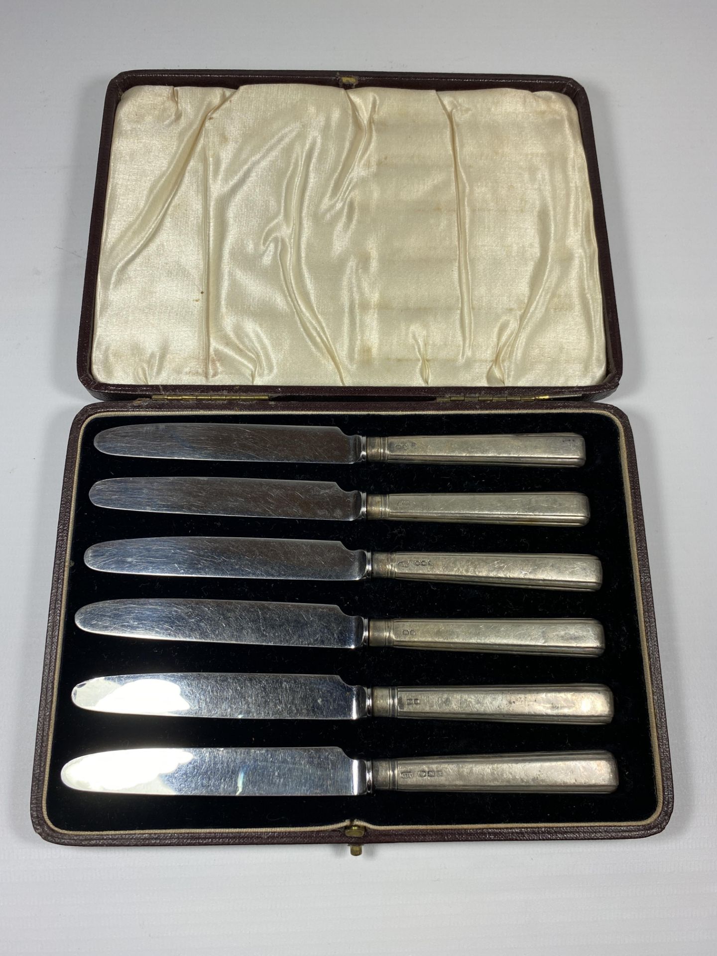 A CASED SET OF HALLMARKED SILVER HANDLED BUTTER KNIVES