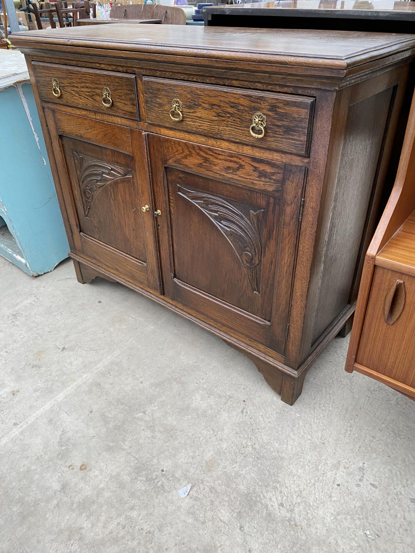 A MID 20TH CENTURY OAK SIDEBOARD WITH TWO DRAWERS AND CARVED PANEL DOORS, 42" WIDE - Bild 2 aus 5